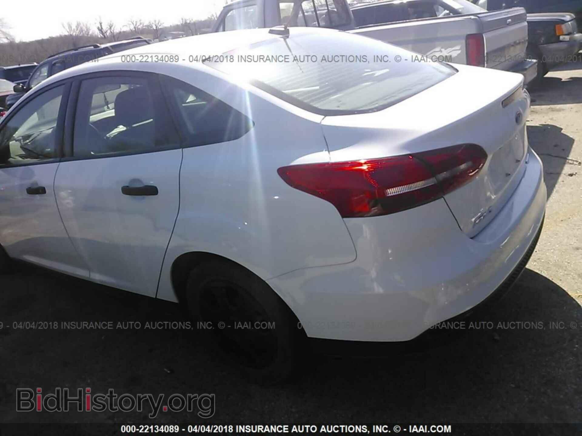 2016 Ford Focus - VIN: 1FADP3E27GL351141 - Photo 3