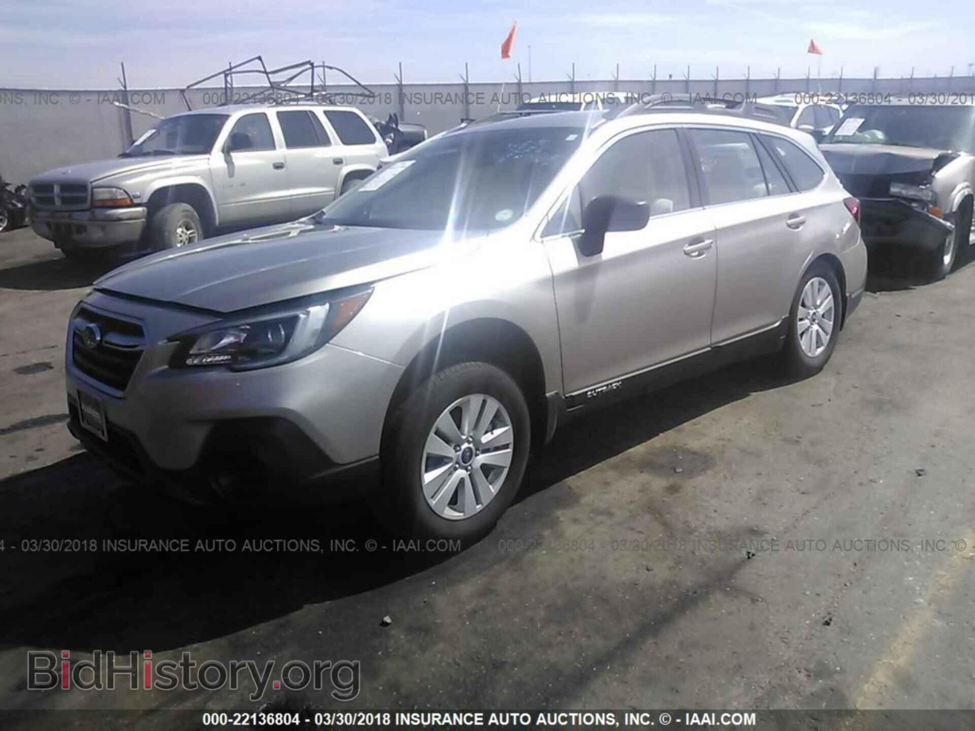 2018 Subaru Outback - VIN: 4S4BSAAC3J3307496 - Фото 2