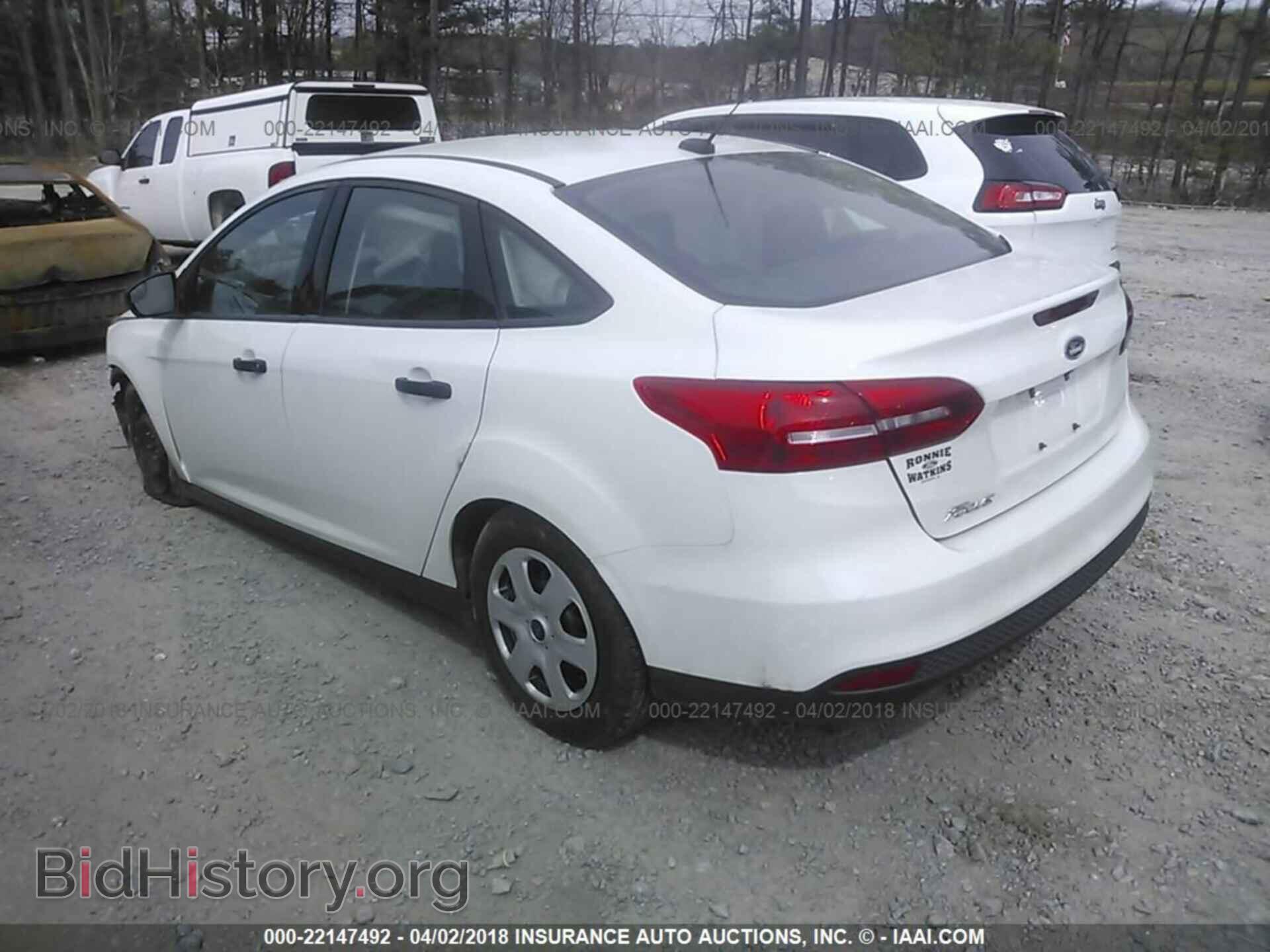 2017 Ford Focus - VIN: 1FADP3E22HL256309 - Photo 3