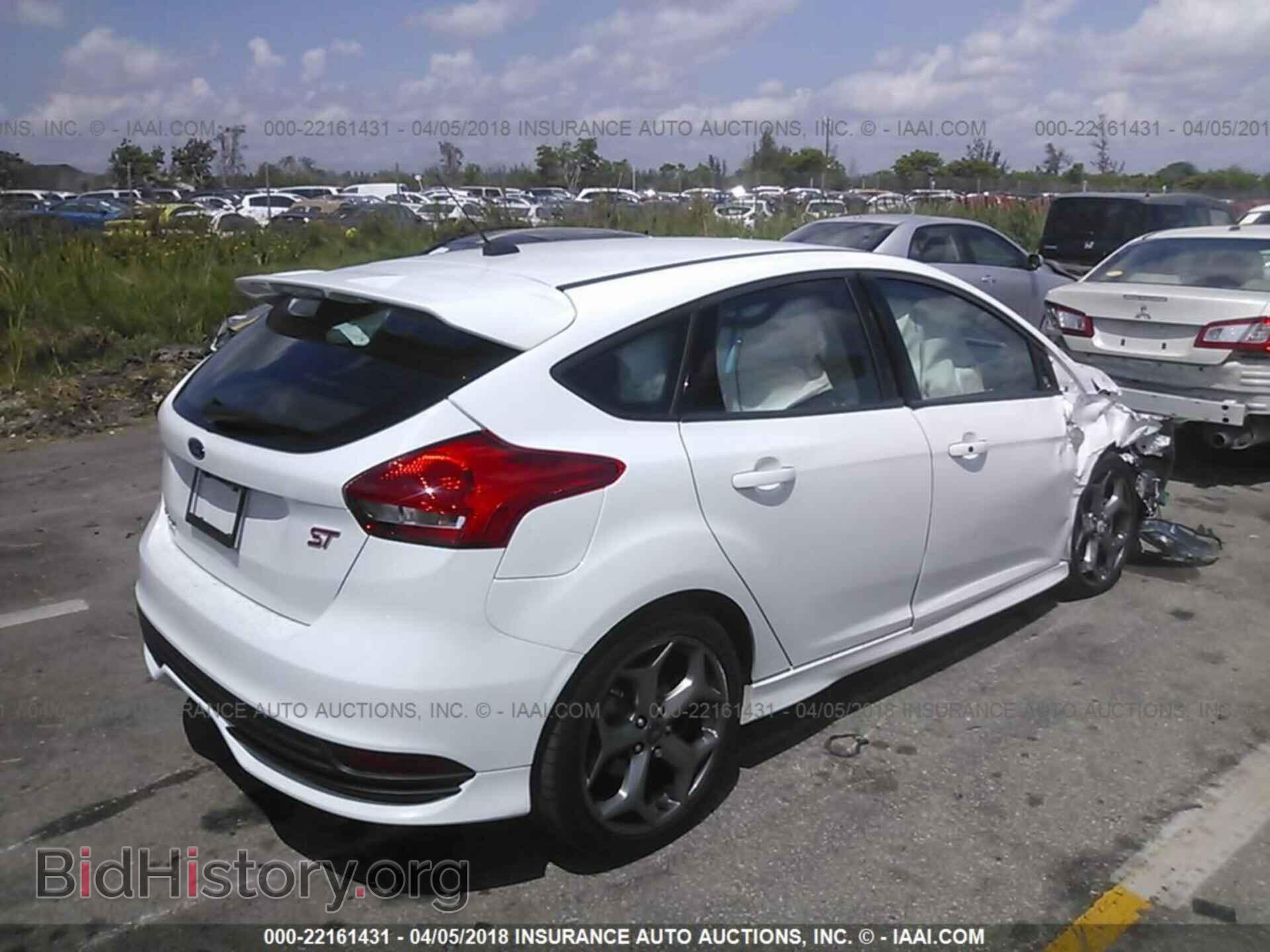 2017 Ford Focus - VIN: 1FADP3L9XHL337980 - Photo 4