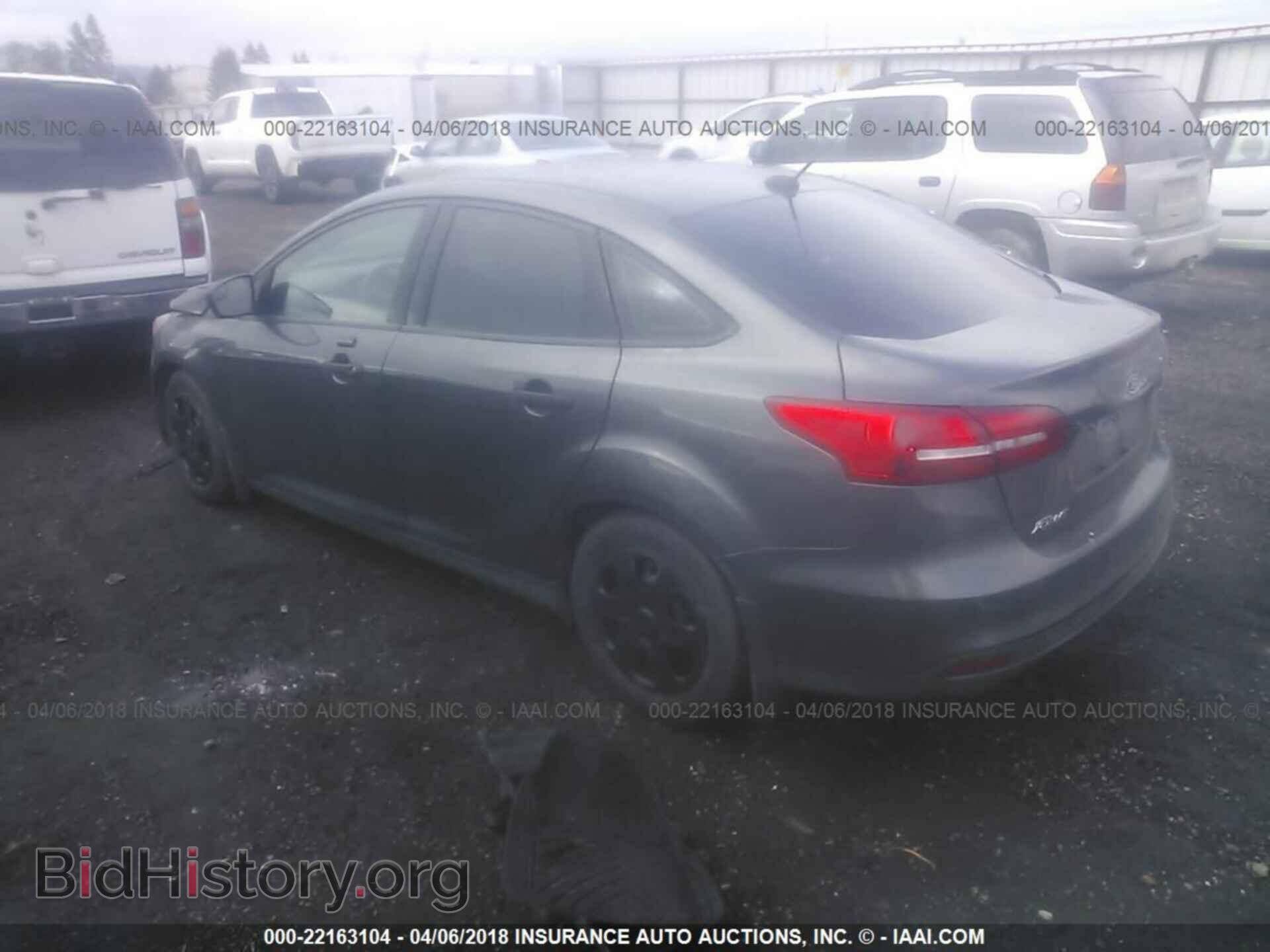 2016 Ford Focus - VIN: 1FADP3E27GL203670 - Photo 3