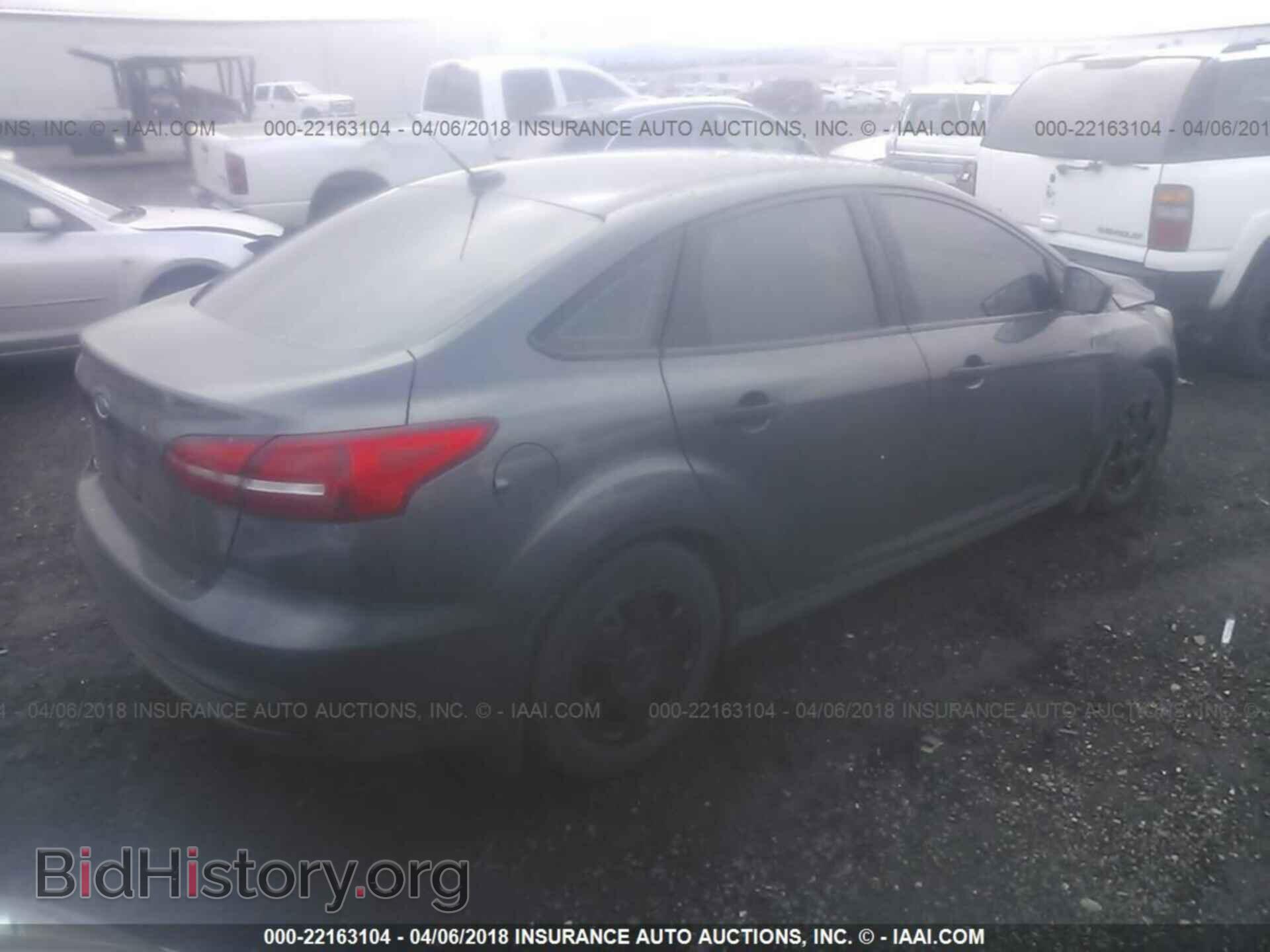 2016 Ford Focus - VIN: 1FADP3E27GL203670 - Photo 4