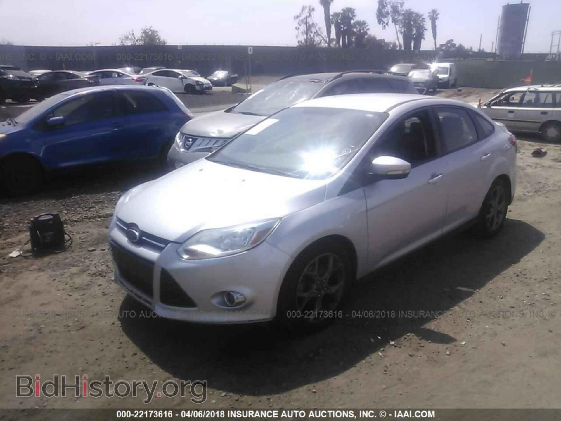 2013 Ford Focus - VIN: 1FADP3F28DL375040 - Фото 2