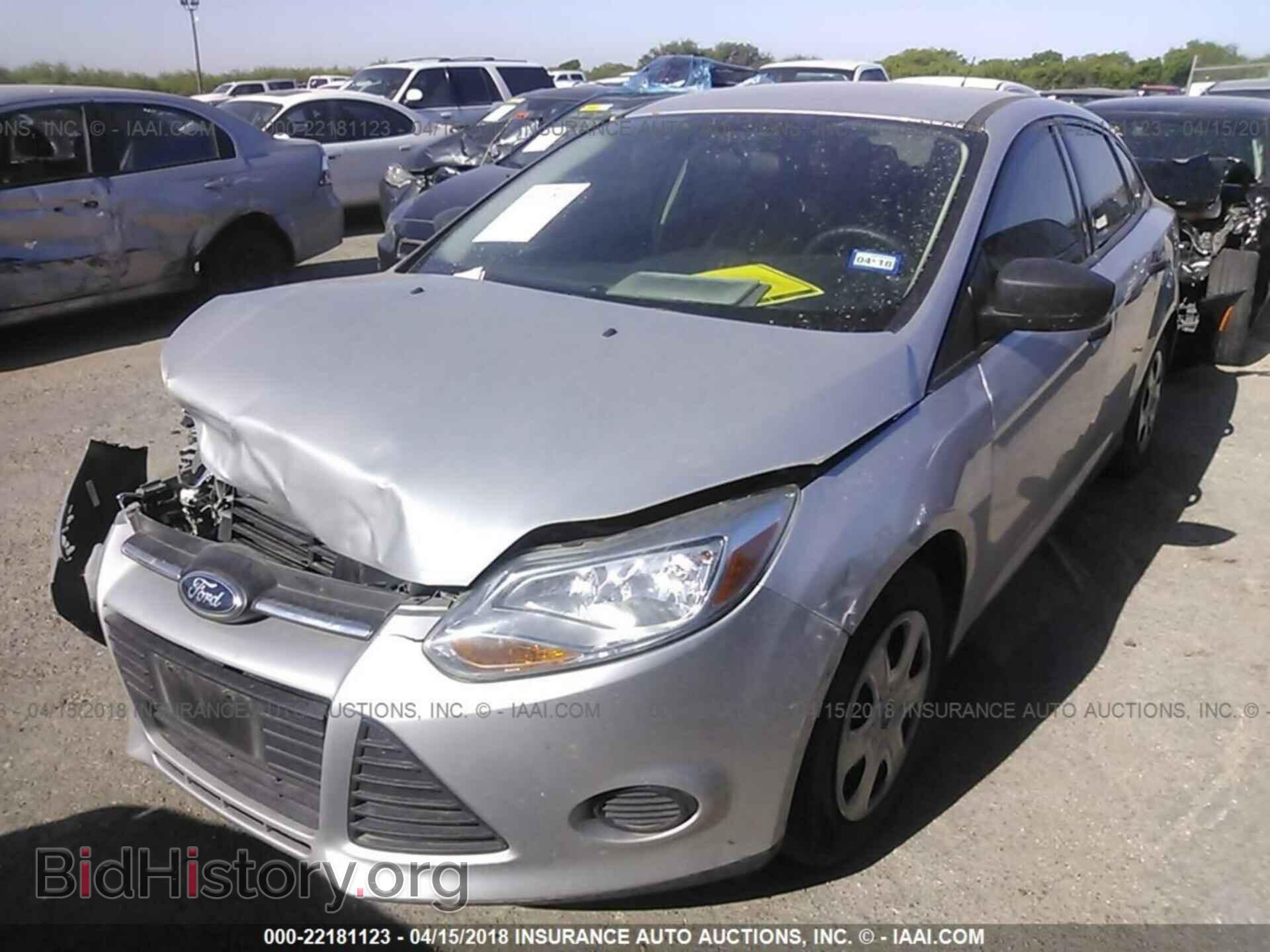 2014 Ford Focus - VIN: 1FADP3E20EL460263 - Photo 2