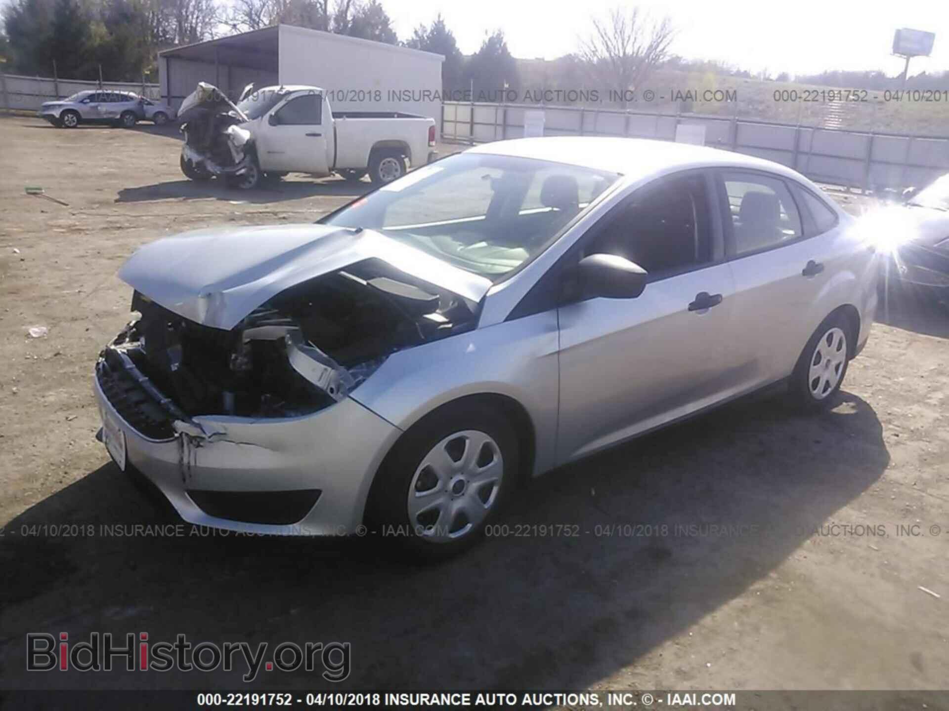 2016 Ford Focus - VIN: 1FADP3E26GL404881 - Photo 2