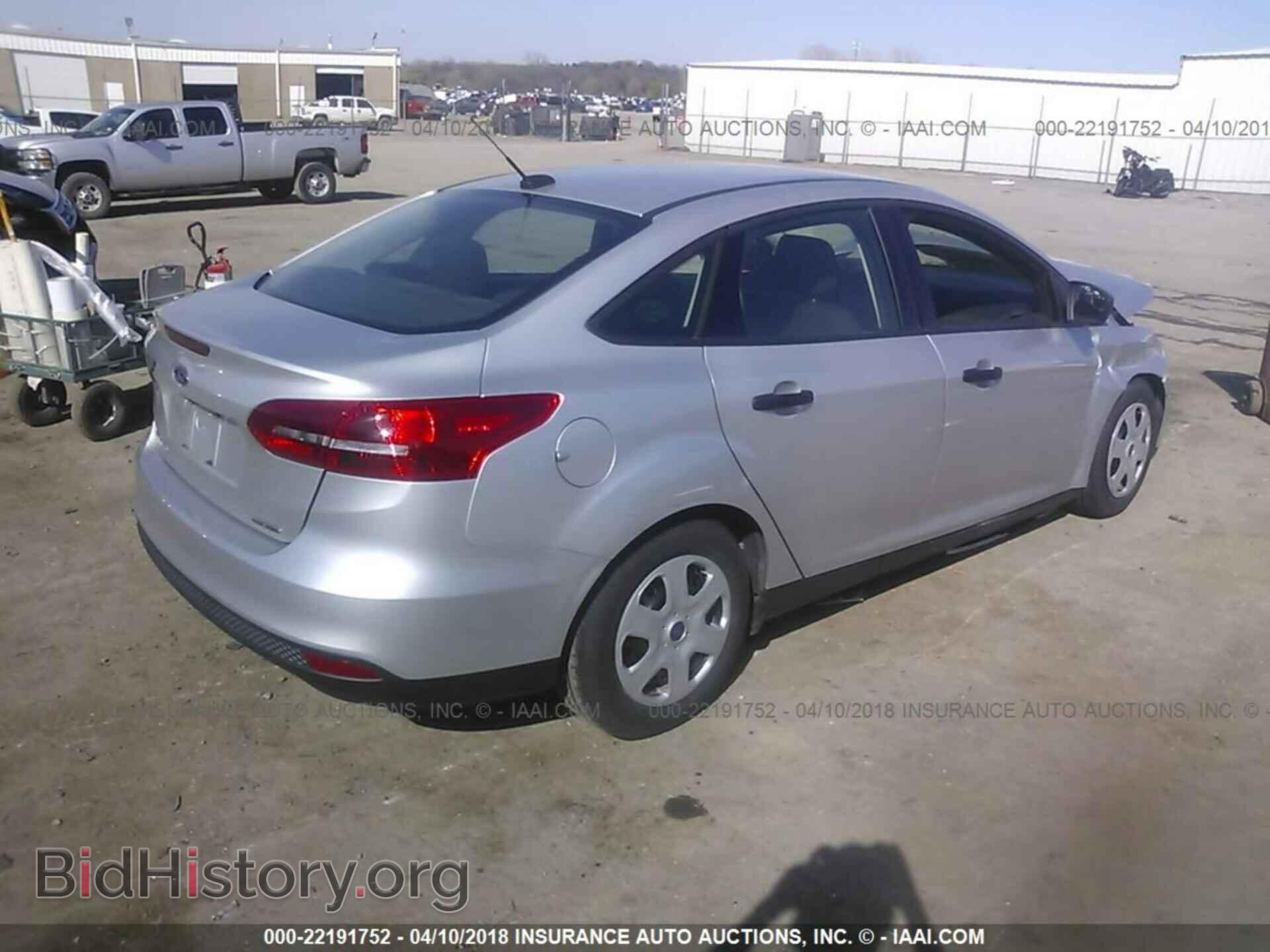 2016 Ford Focus - VIN: 1FADP3E26GL404881 - Photo 4