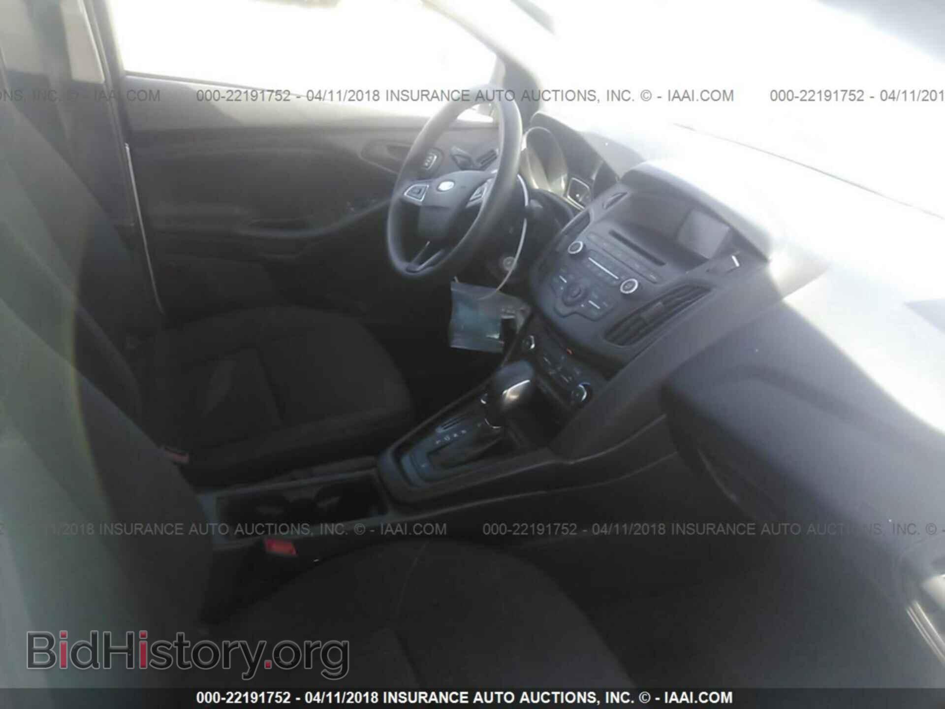 2016 Ford Focus - VIN: 1FADP3E26GL404881 - Photo 5
