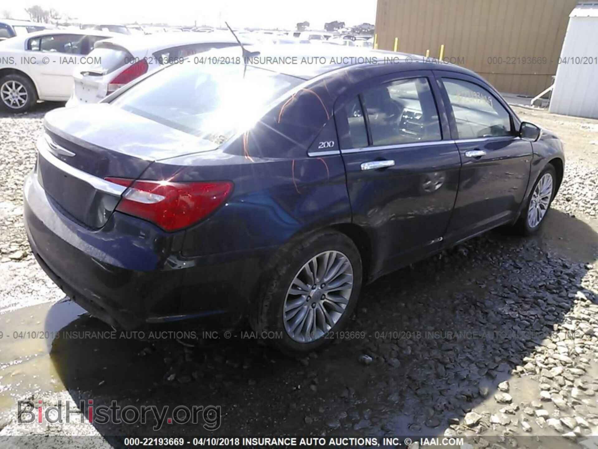 2013 Chrysler 200 - VIN: 1C3CCBCG2DN553156 - Photo 4