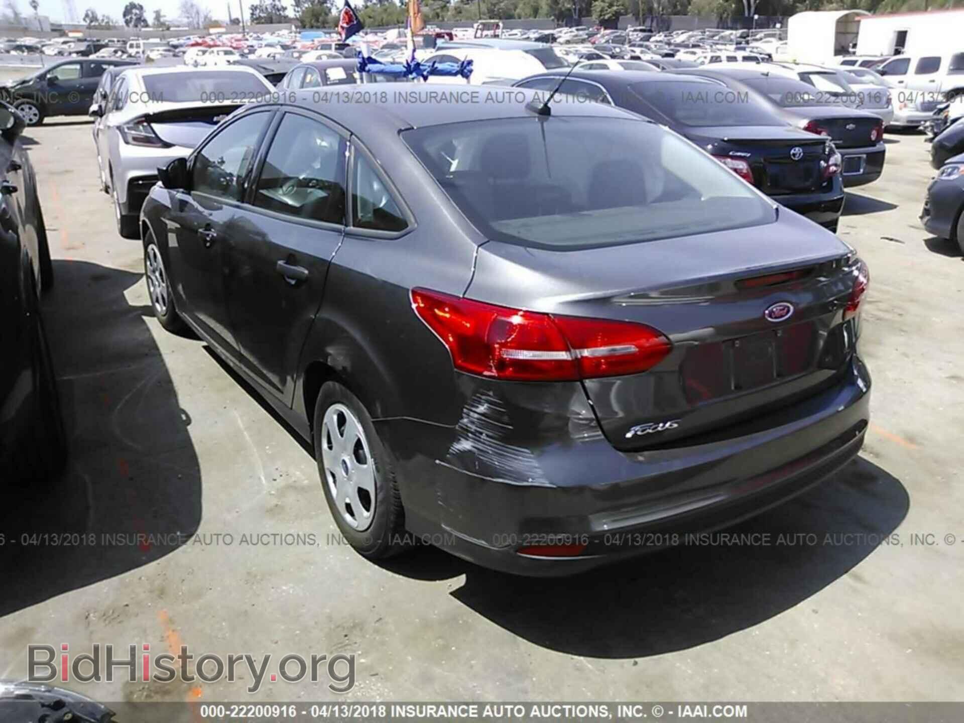 2016 Ford Focus - VIN: 1FADP3E28GL216170 - Photo 3