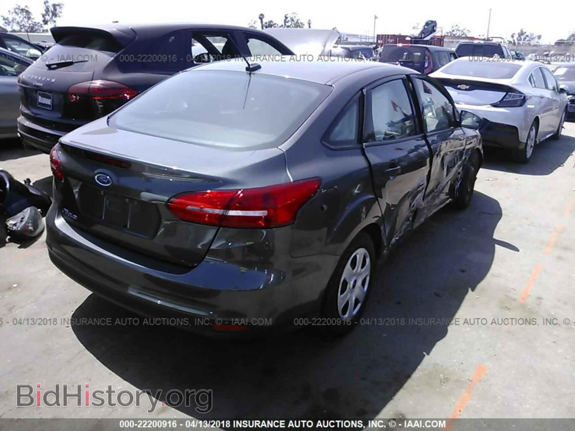 2016 Ford Focus - VIN: 1FADP3E28GL216170 - Photo 4
