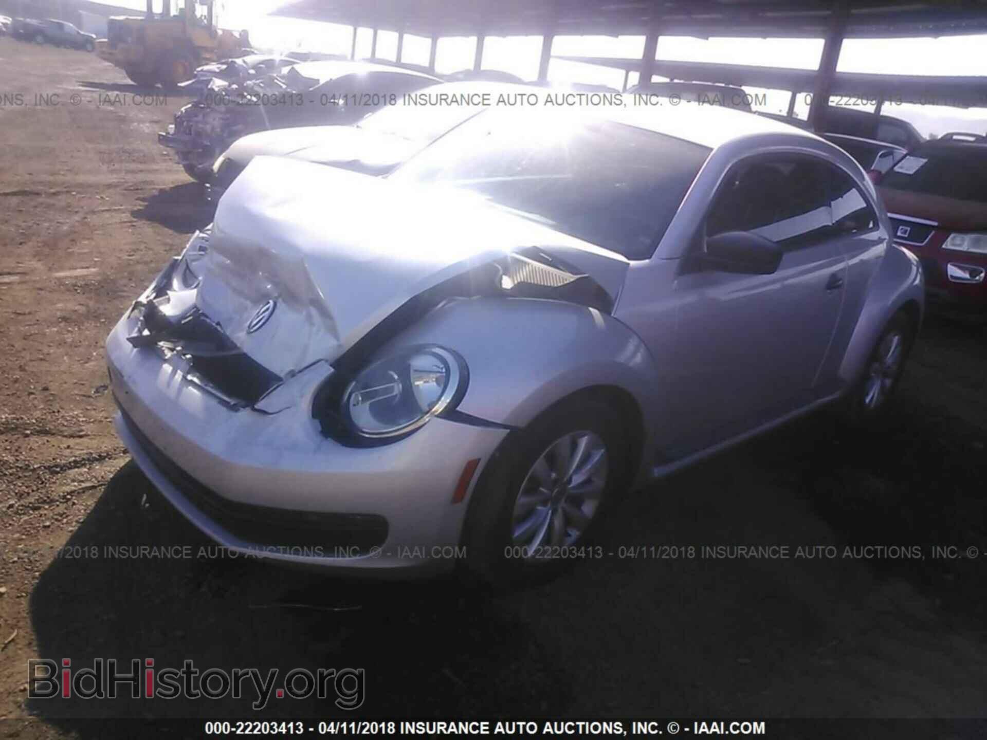 2013 Volkswagen Beetle - VIN: 3VWFP7AT9DM663378 - Фото 2