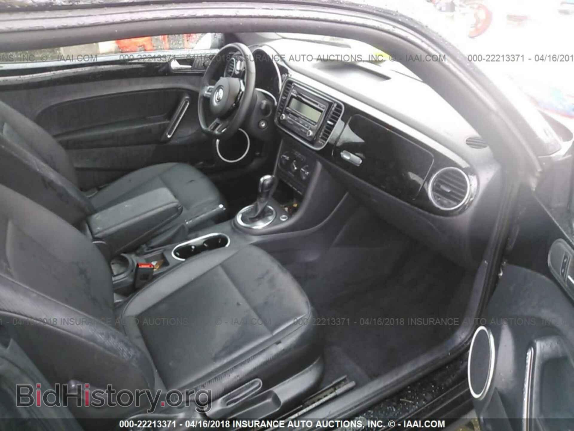 2014 Volkswagen Beetle - VIN: 3VWJP7AT3EM630176 - Фото 5