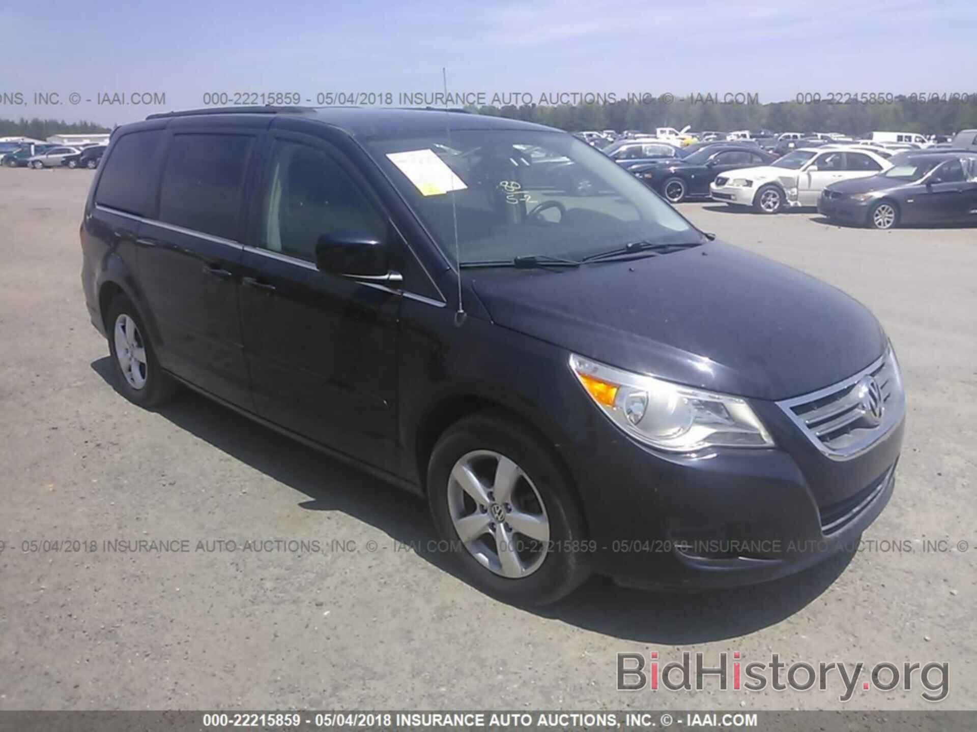 Photo 2V4RW3DG8BR716898 - Volkswagen Routan 2011