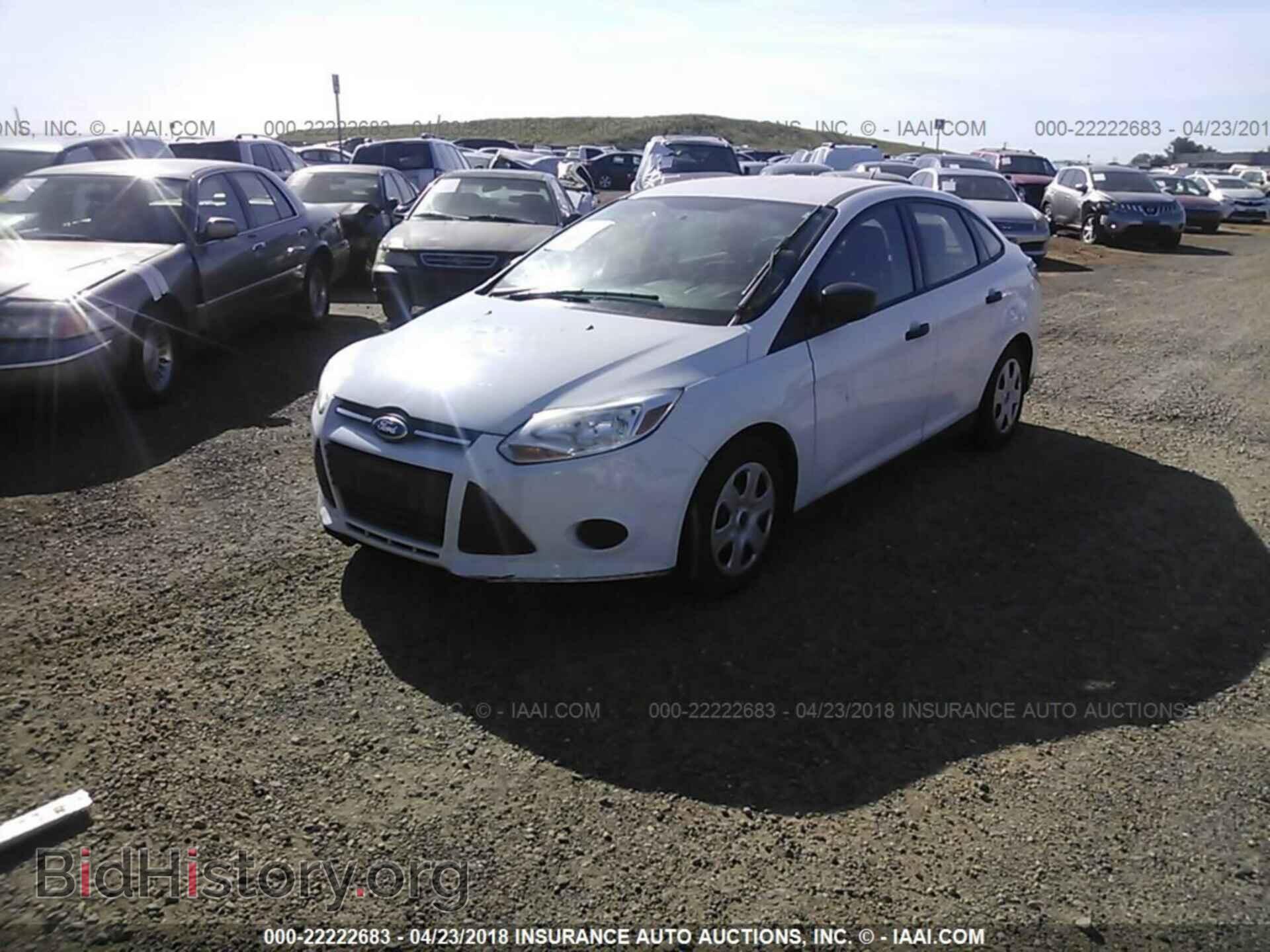 2014 Ford Focus - VIN: 1FADP3E20EL111801 - Фото 2