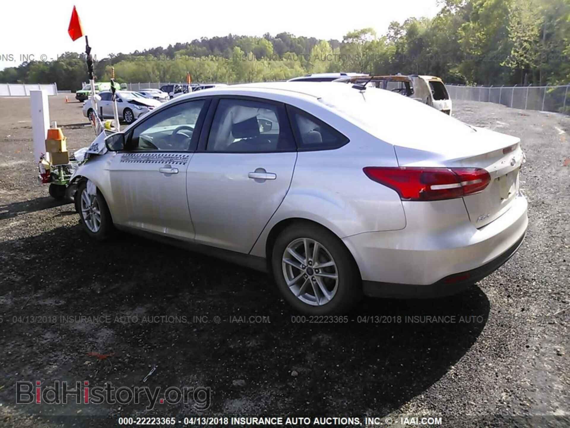 2016 Ford Focus - VIN: 1FADP3F22GL300676 - Photo 3