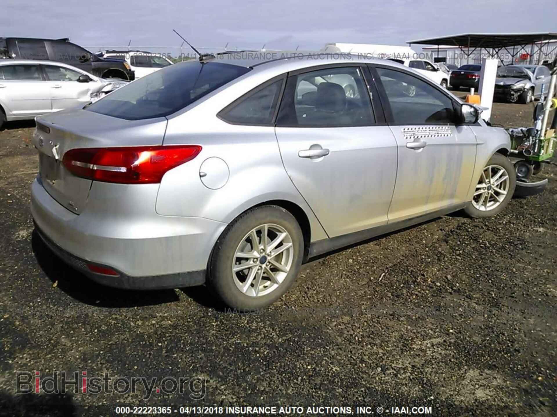 2016 Ford Focus - VIN: 1FADP3F22GL300676 - Photo 4