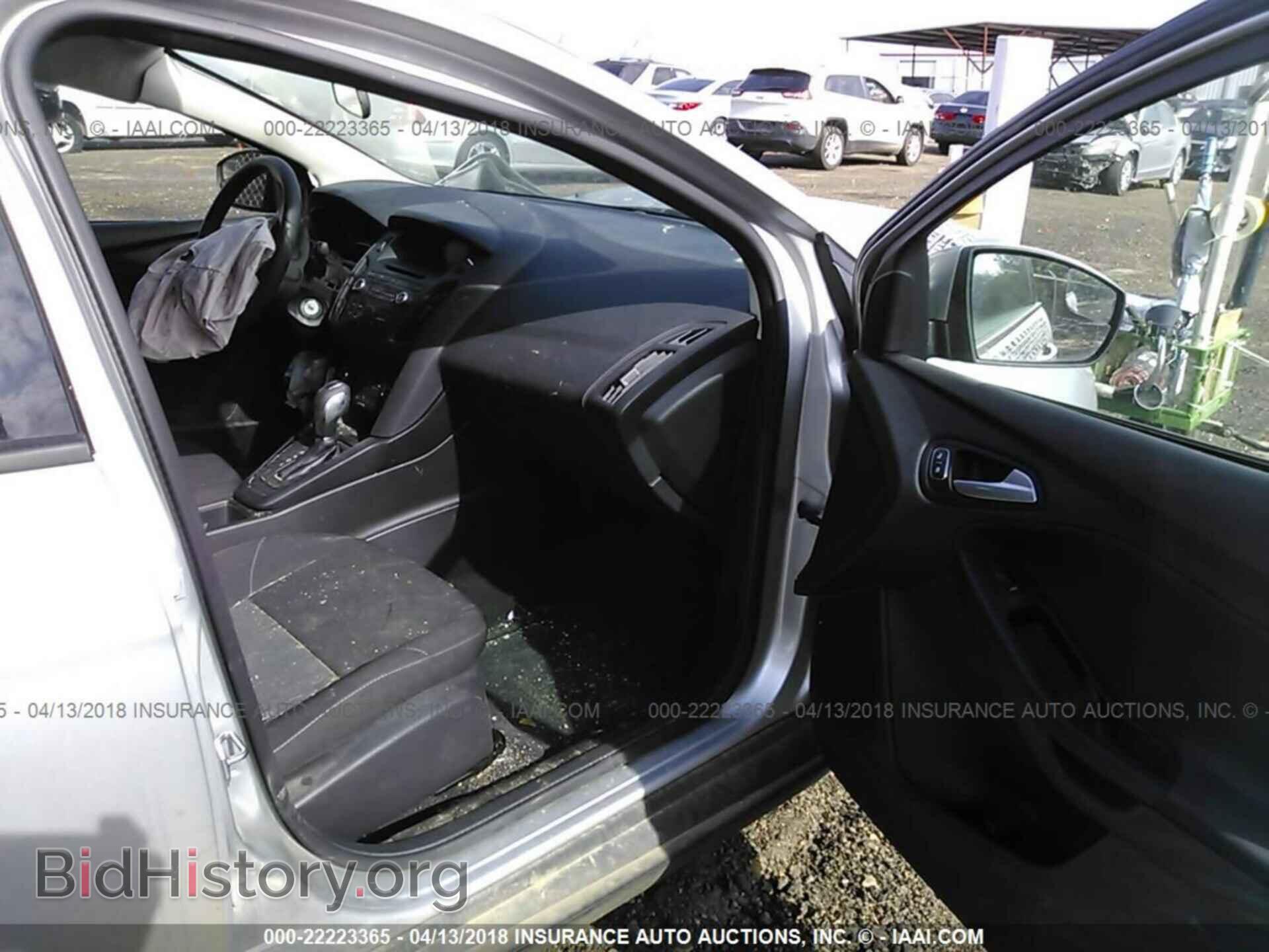 2016 Ford Focus - VIN: 1FADP3F22GL300676 - Photo 5