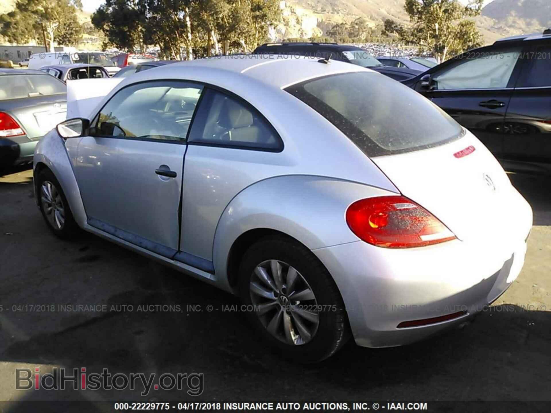 2014 Volkswagen Beetle - VIN: 3VWF17AT9EM640914 - Фото 3