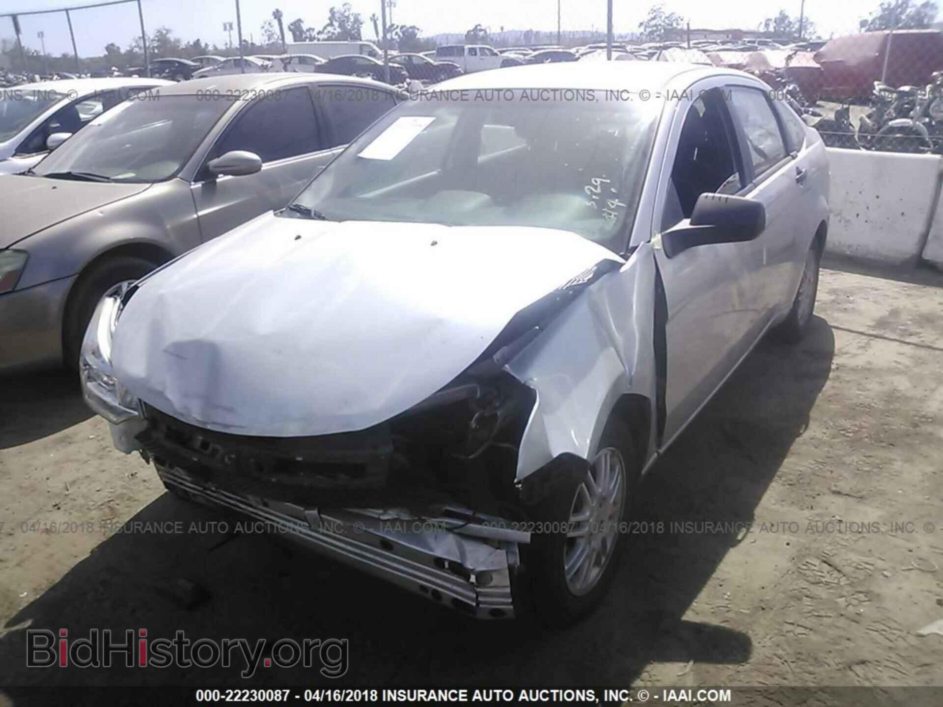 2011 Ford Focus - VIN: 1FAHP3FN0BW181058 - Фото 2