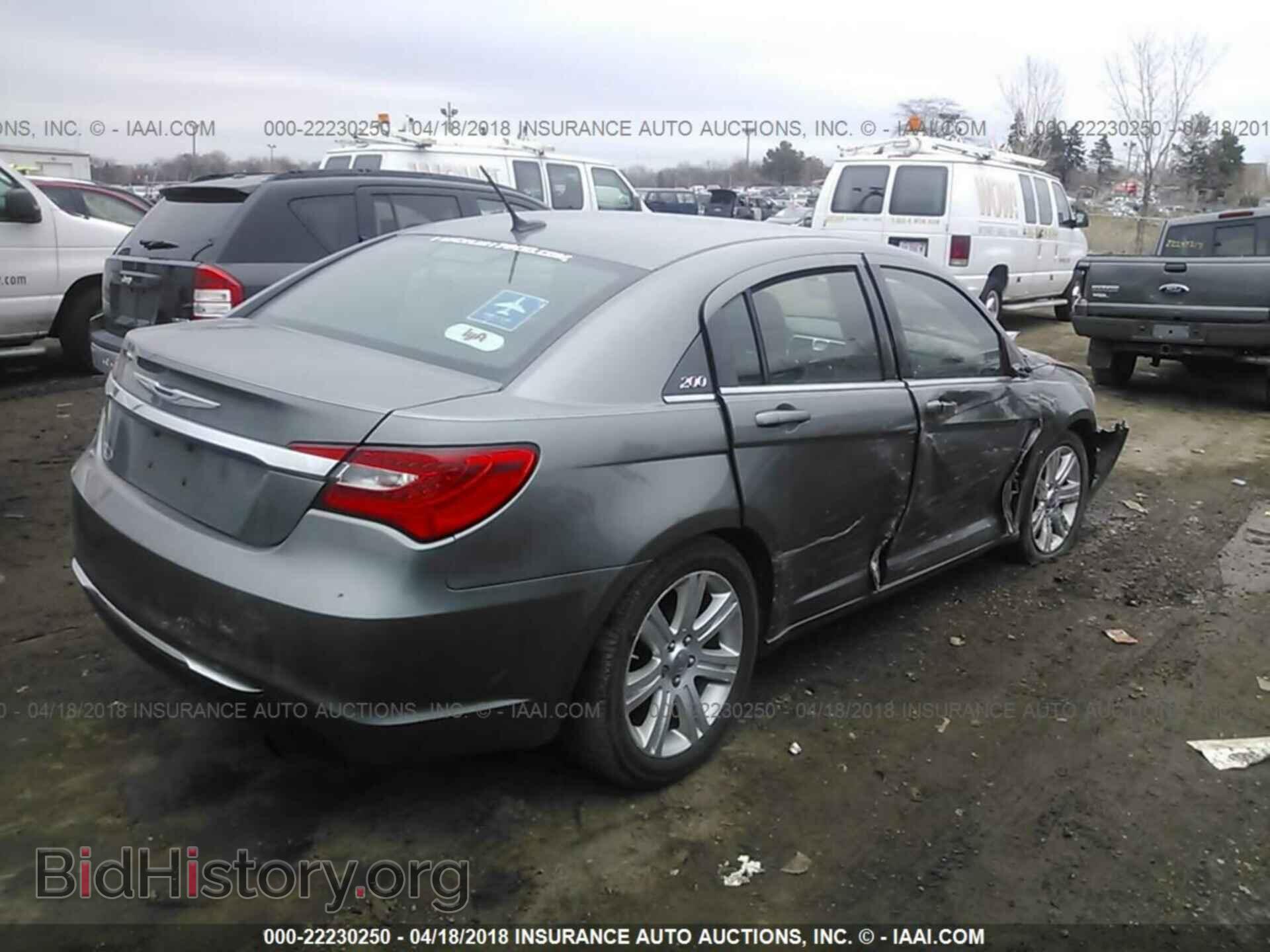 2013 Chrysler 200 - VIN: 1C3CCBABXDN669826 - Photo 4