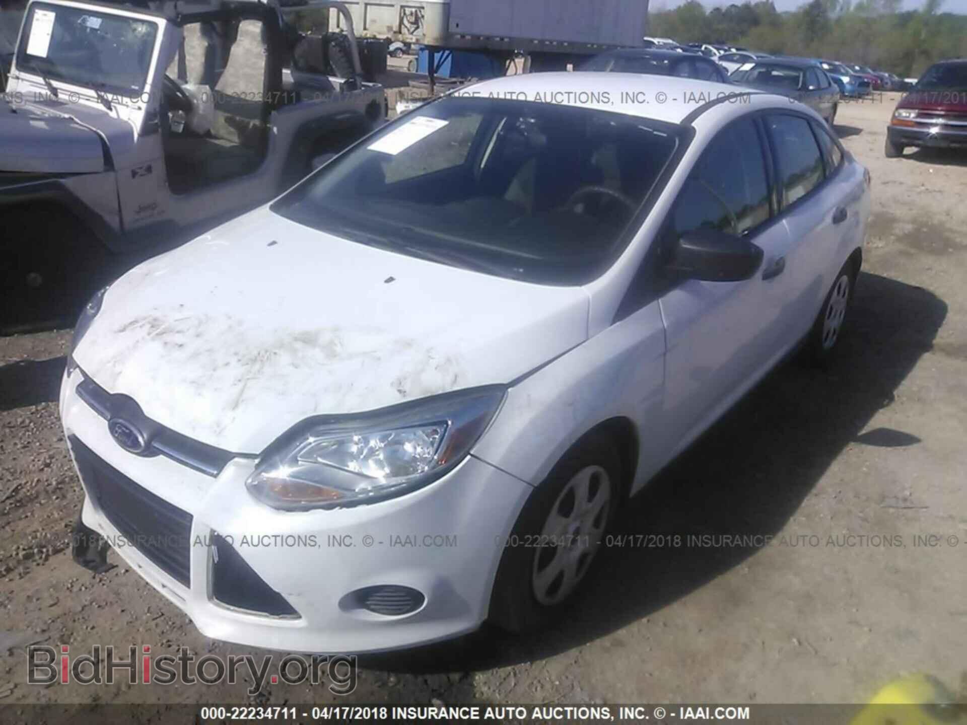 2014 Ford Focus - VIN: 1FADP3E29EL323256 - Фото 2