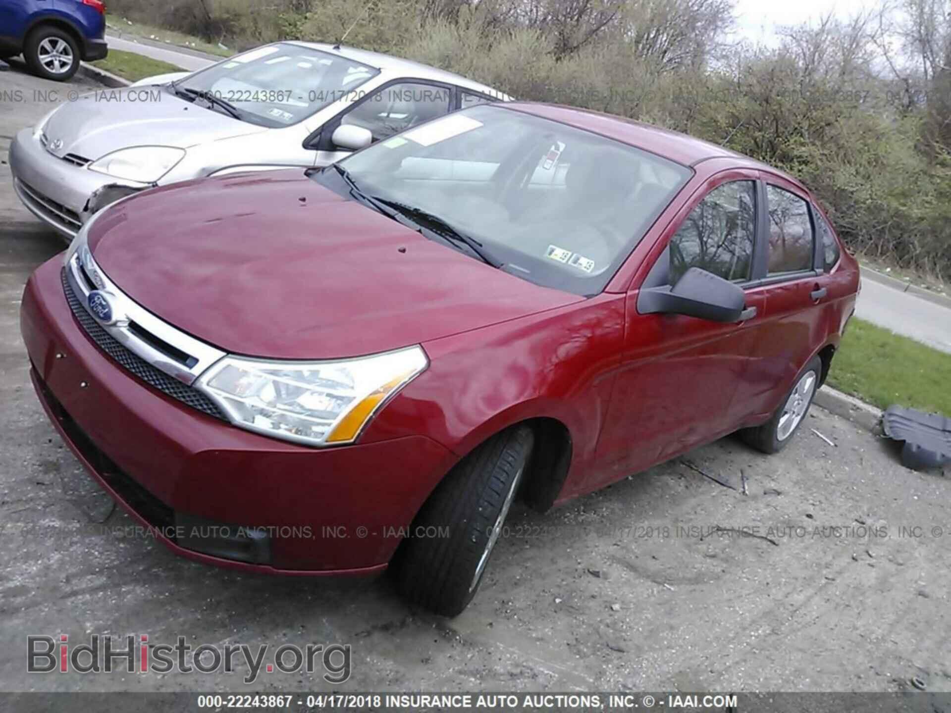 2011 Ford Focus - VIN: 1FAHP3EN5BW115624 - Фото 2