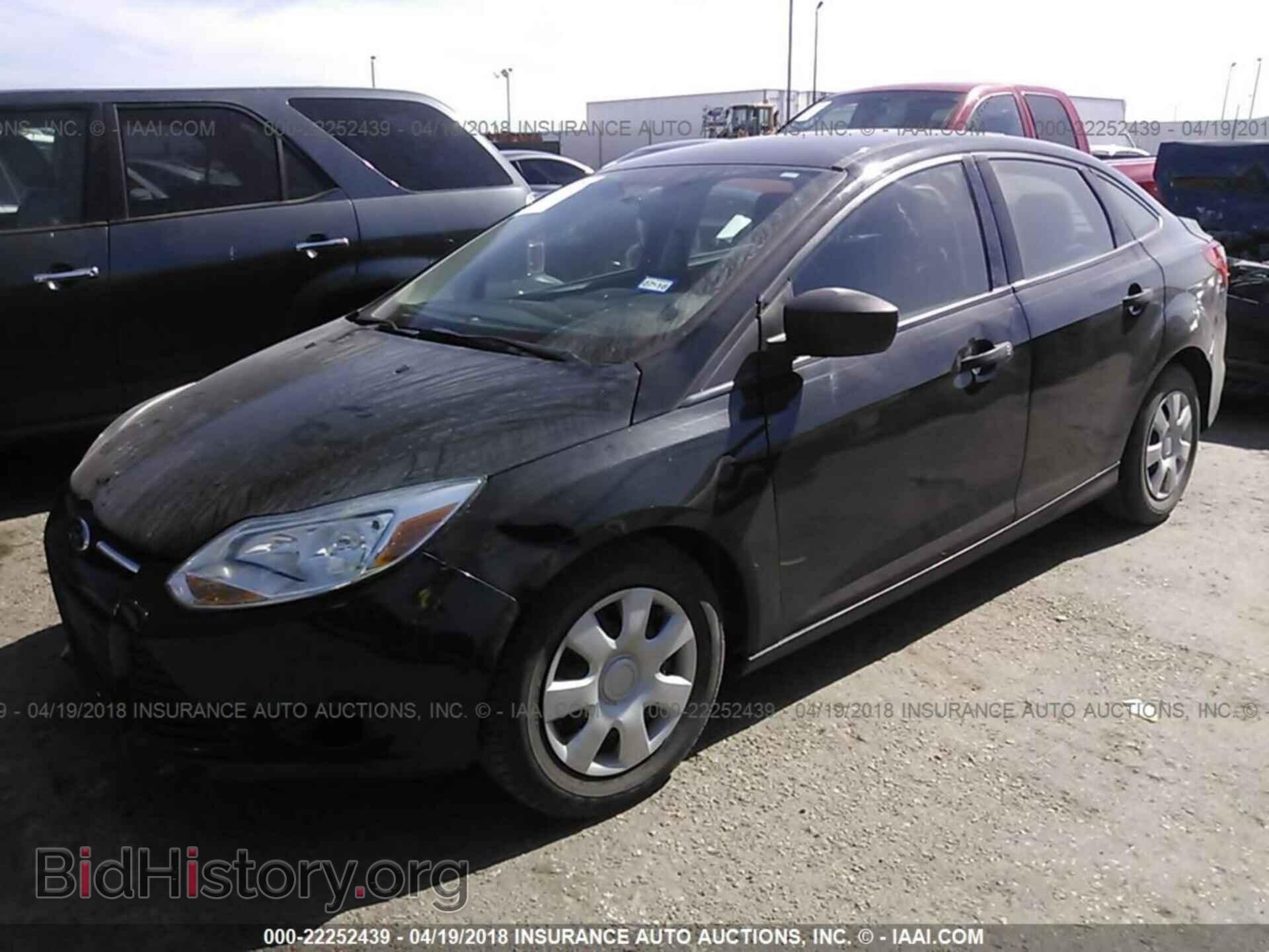 2014 Ford Focus - VIN: 1FADP3E22EL246617 - Фото 2