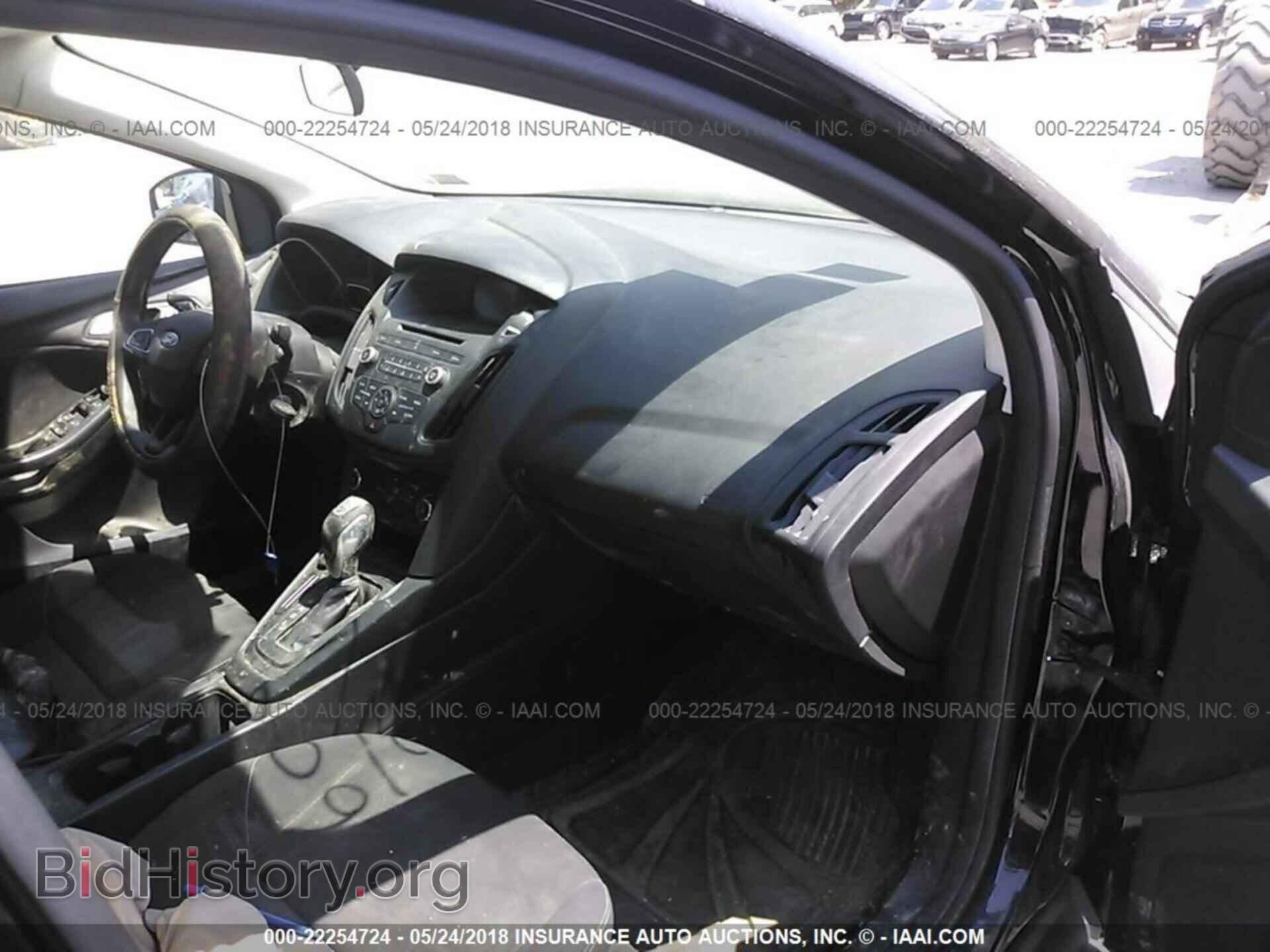 2016 Ford Focus - VIN: 1FADP3F23GL305160 - Photo 5