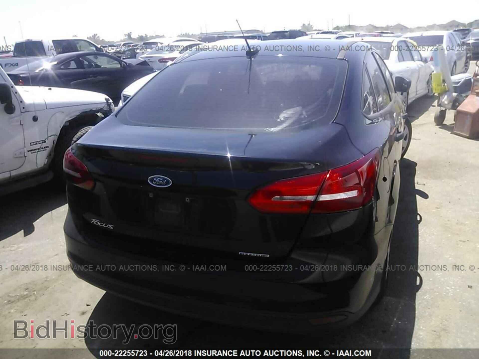2016 Ford Focus - VIN: 1FADP3E27GL220744 - Photo 4