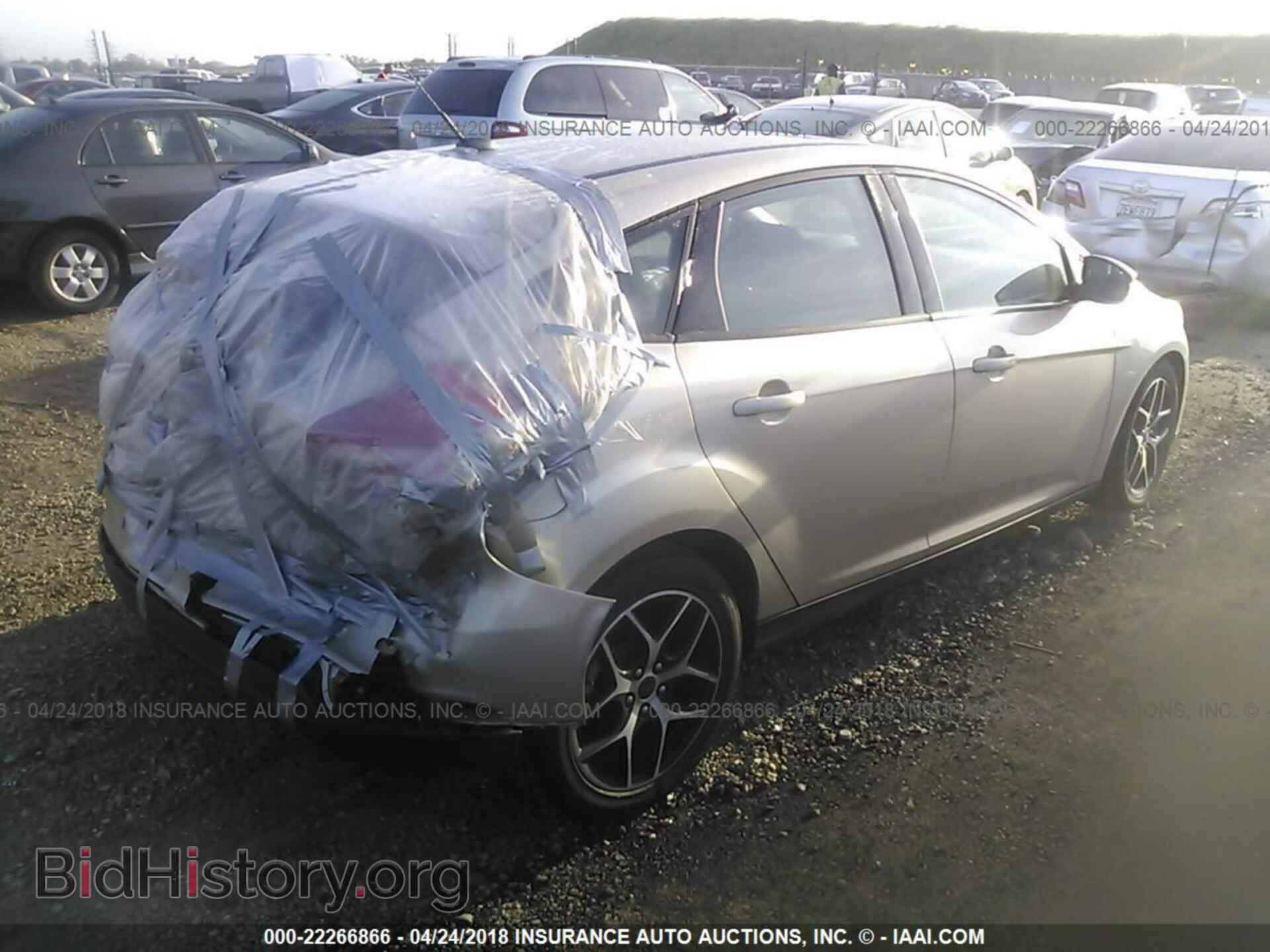 2017 Ford Focus - VIN: 1FADP3M22HL310032 - Photo 4