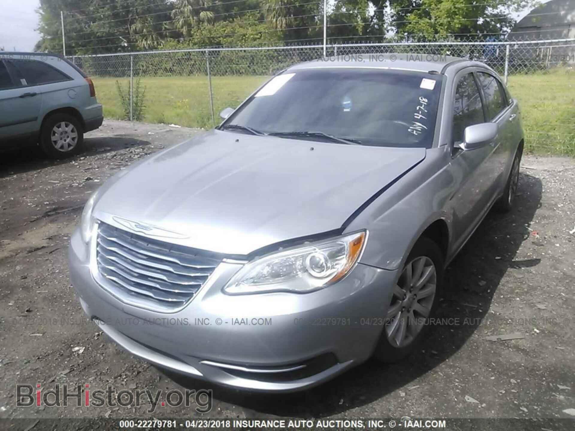 2013 Chrysler 200 - VIN: 1C3CCBBB8DN525450 - Фото 2