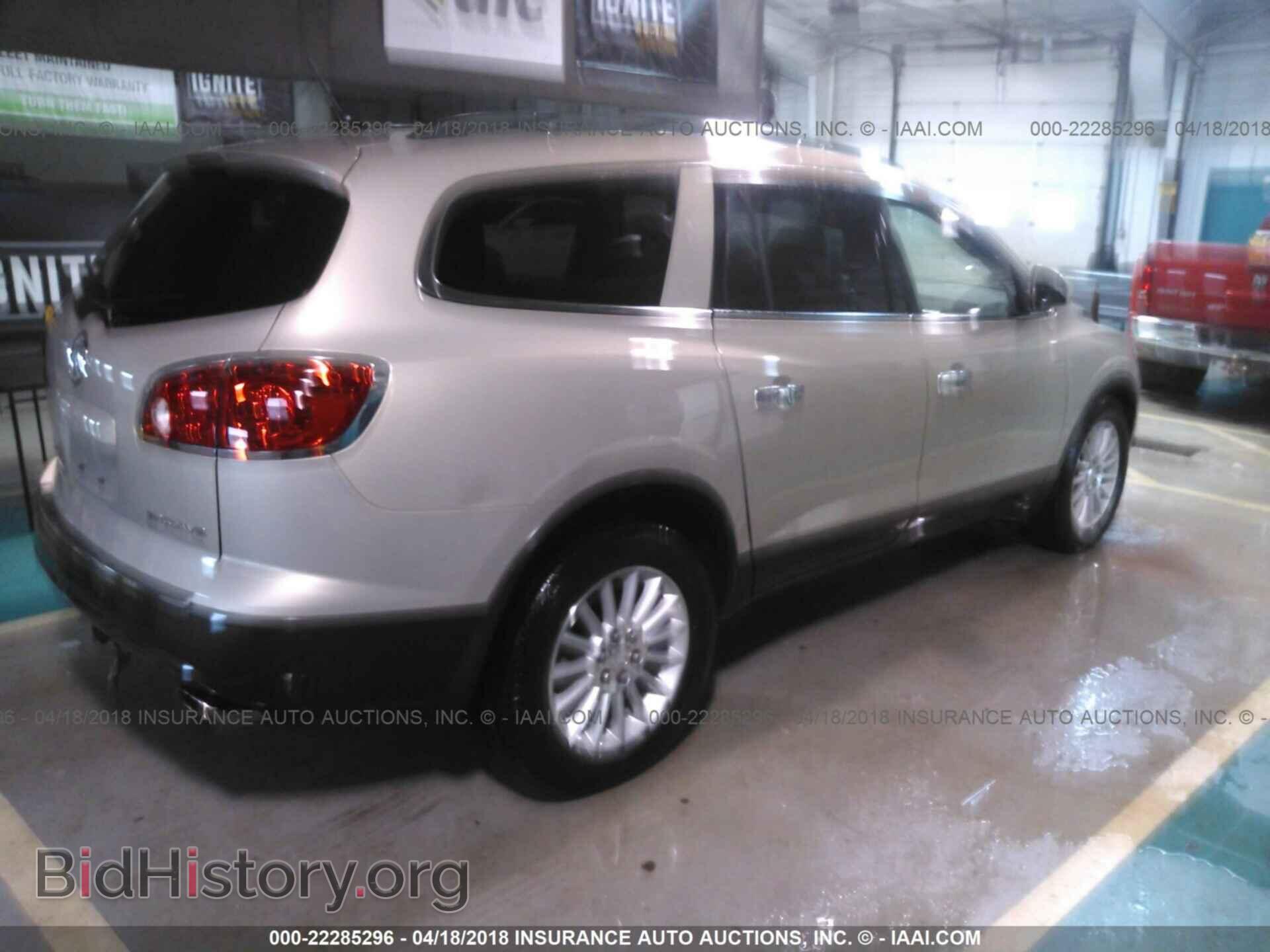 2011 Buick Enclave - VIN: 5GAKRAED1BJ100672 - Photo 4