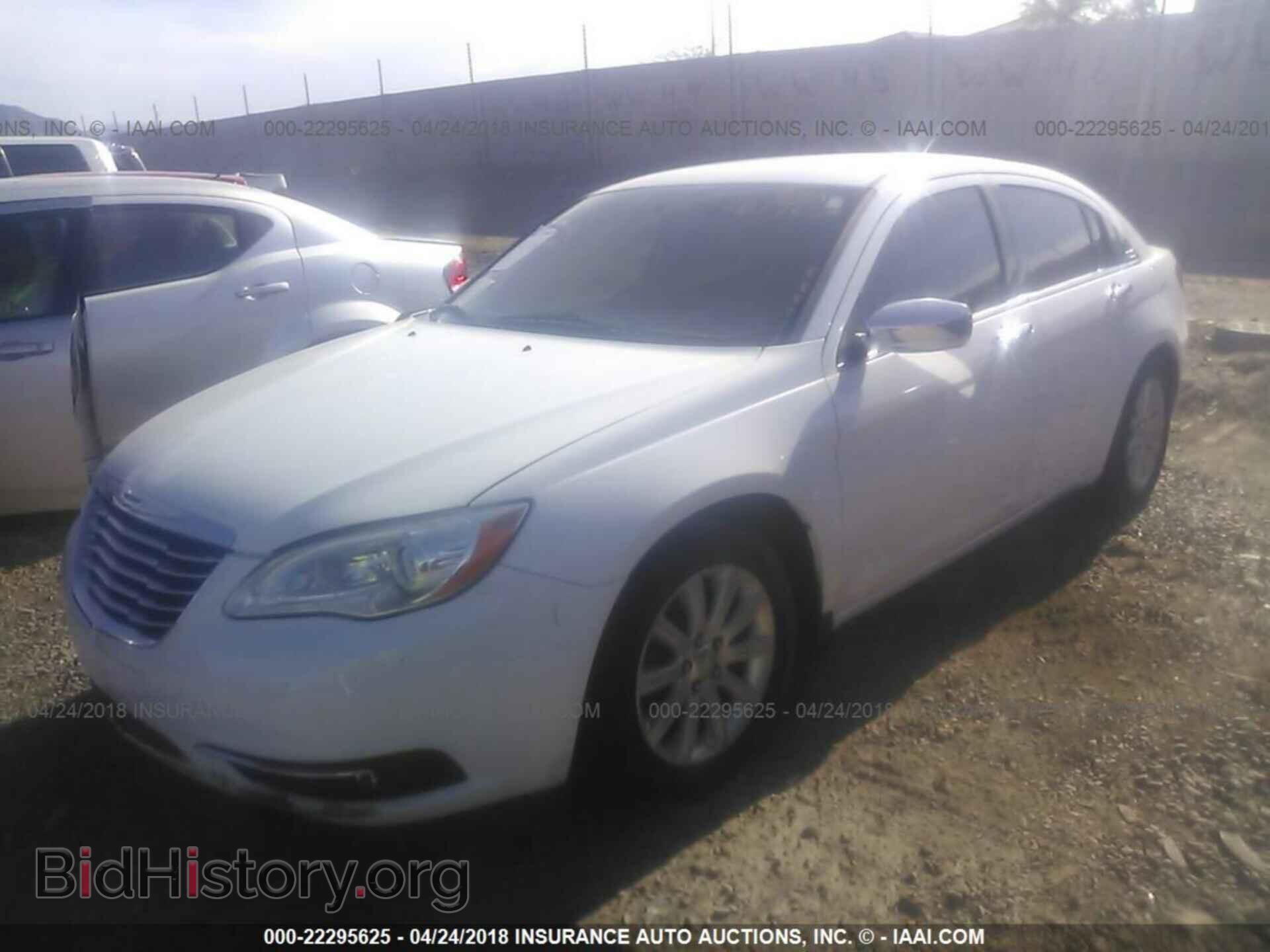 2013 Chrysler 200 - VIN: 1C3CCBCG9DN656932 - Photo 2