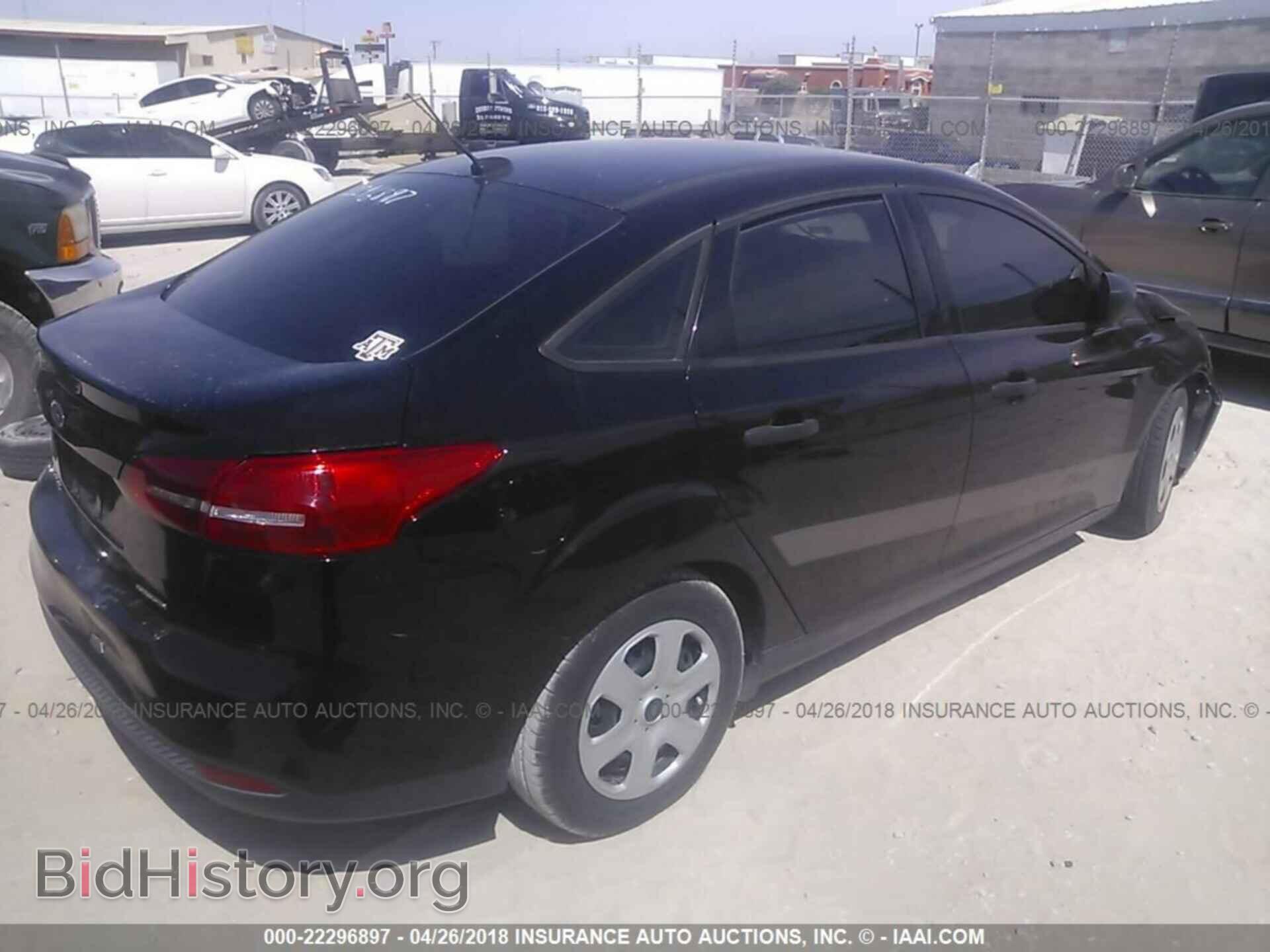 2016 Ford Focus - VIN: 1FADP3E22GL262738 - Photo 4