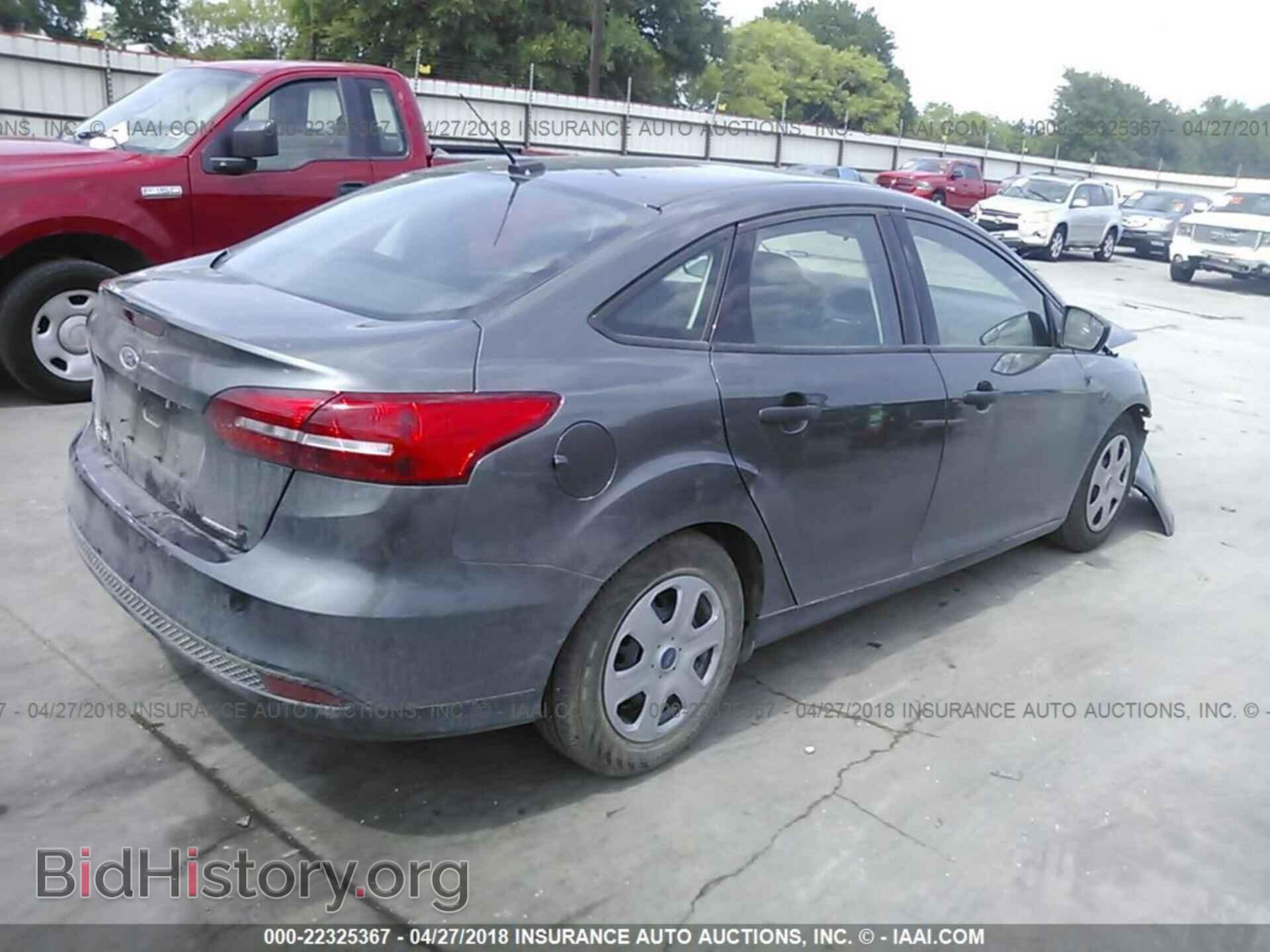 2016 Ford Focus - VIN: 1FADP3E22GL236933 - Photo 4