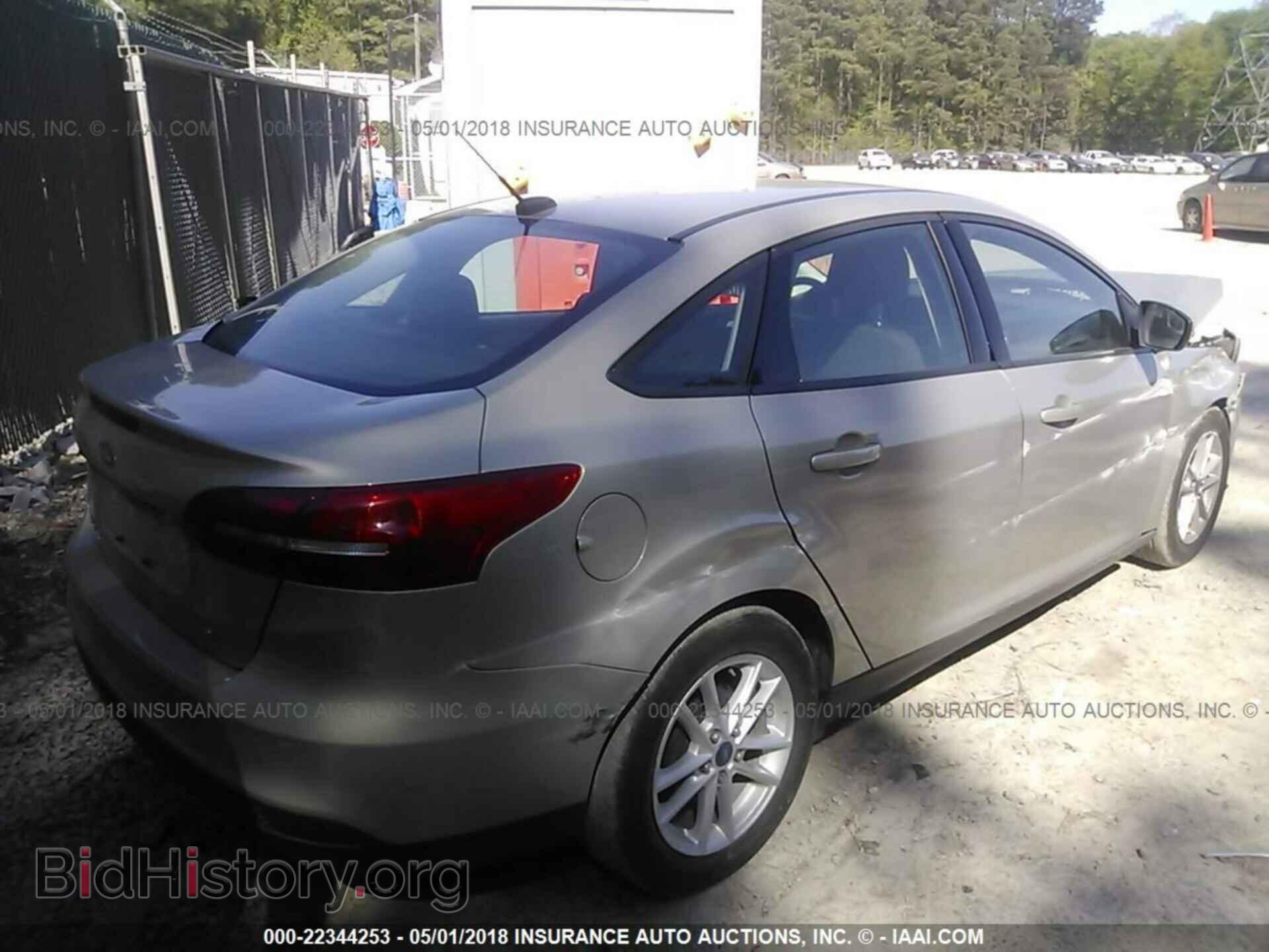 2015 Ford Focus - VIN: 1FADP3F23FL329053 - Photo 4