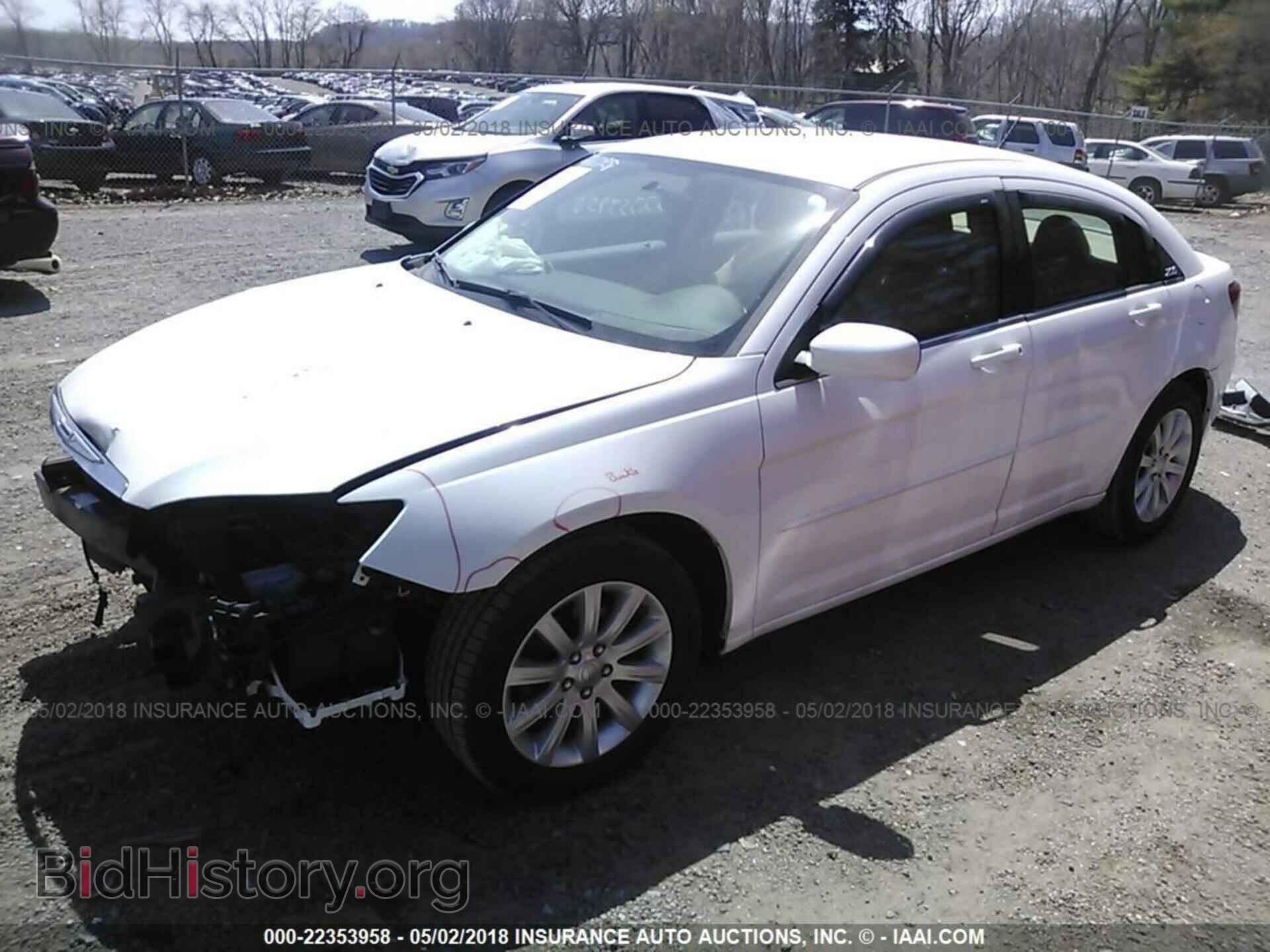 2013 Chrysler 200 - VIN: 1C3CCBBB8DN588757 - Фото 2