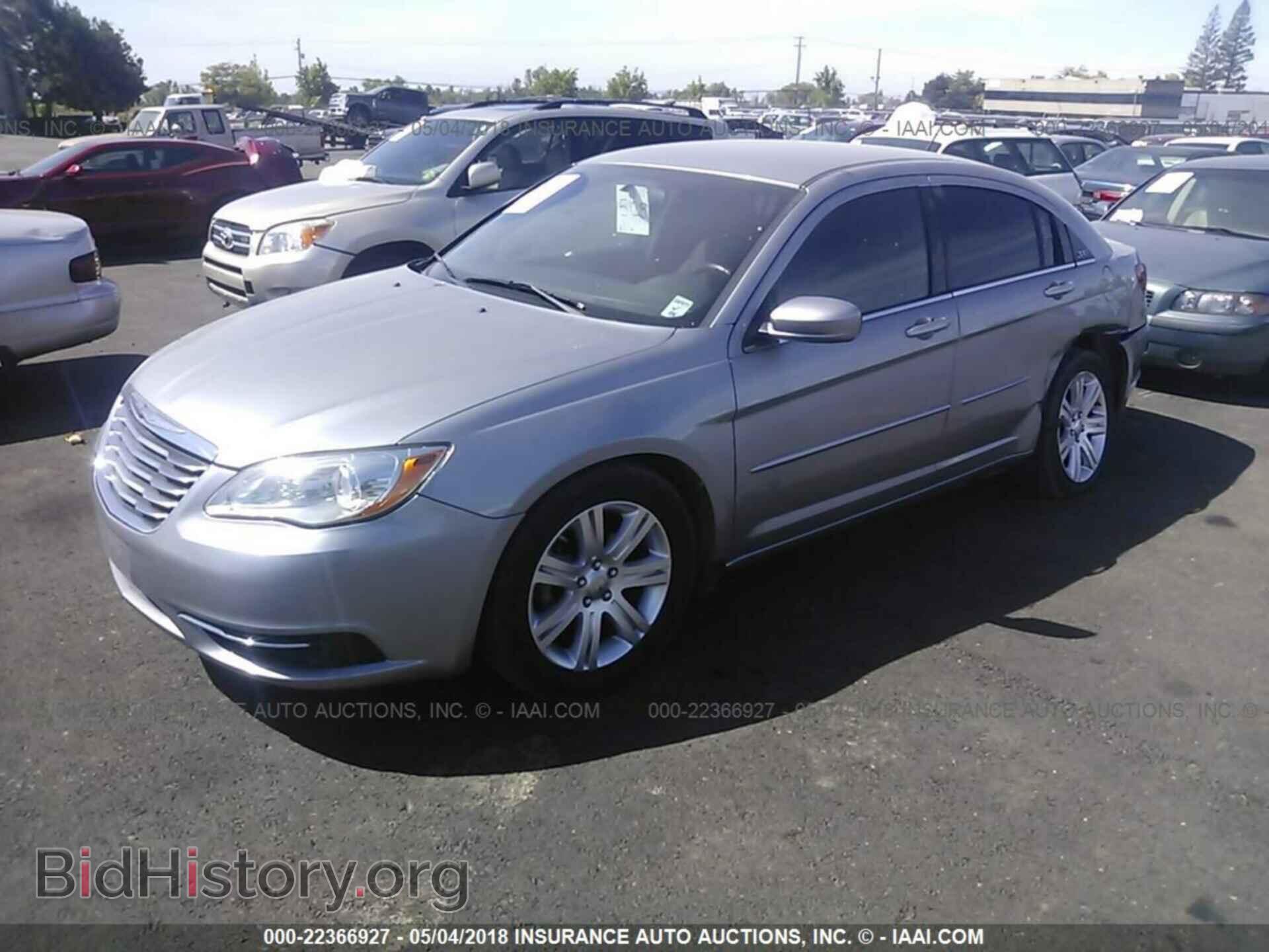 2013 Chrysler 200 - VIN: 1C3CCBBB6DN639740 - Фото 2