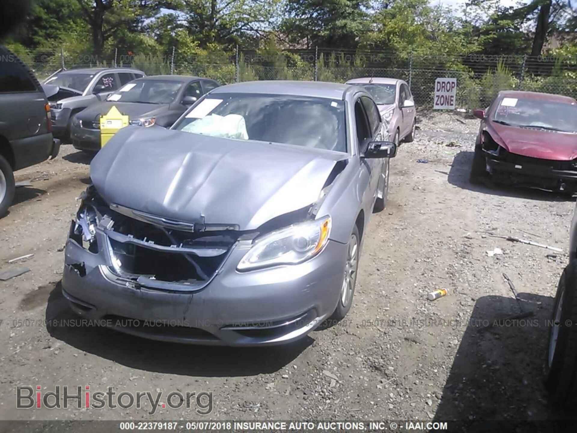 2014 Chrysler 200 - VIN: 1C3CCBAB9EN211759 - Photo 2