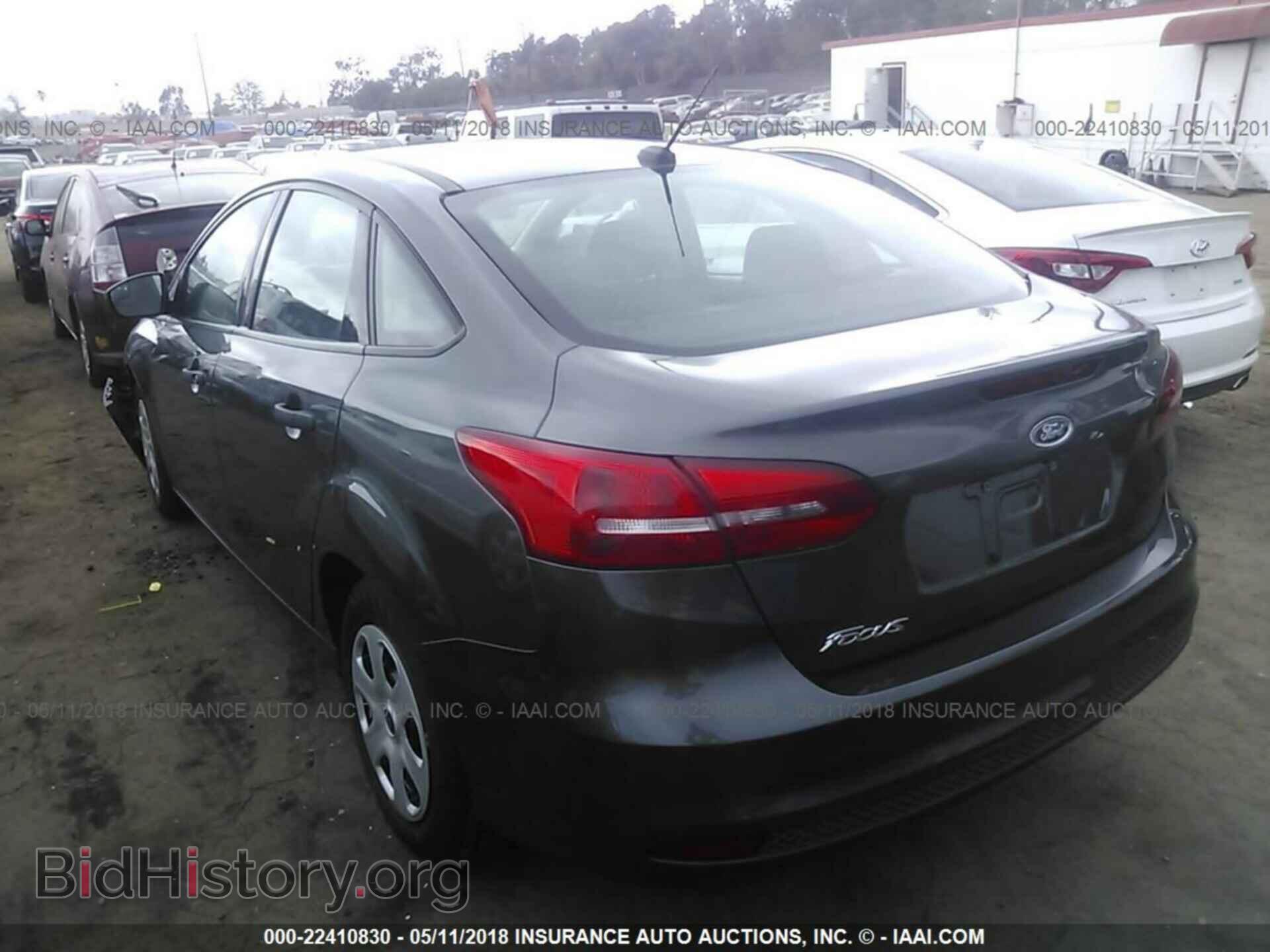 2017 Ford Focus - VIN: 1FADP3E24HL344083 - Photo 3