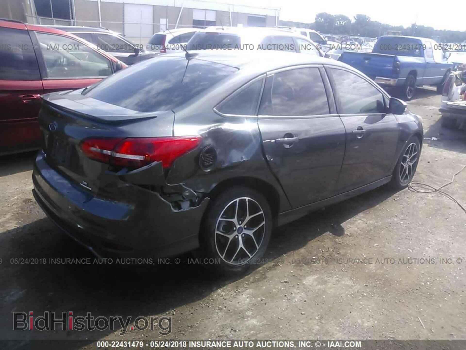 2016 Ford Focus - VIN: 1FADP3F27GL369718 - Photo 4