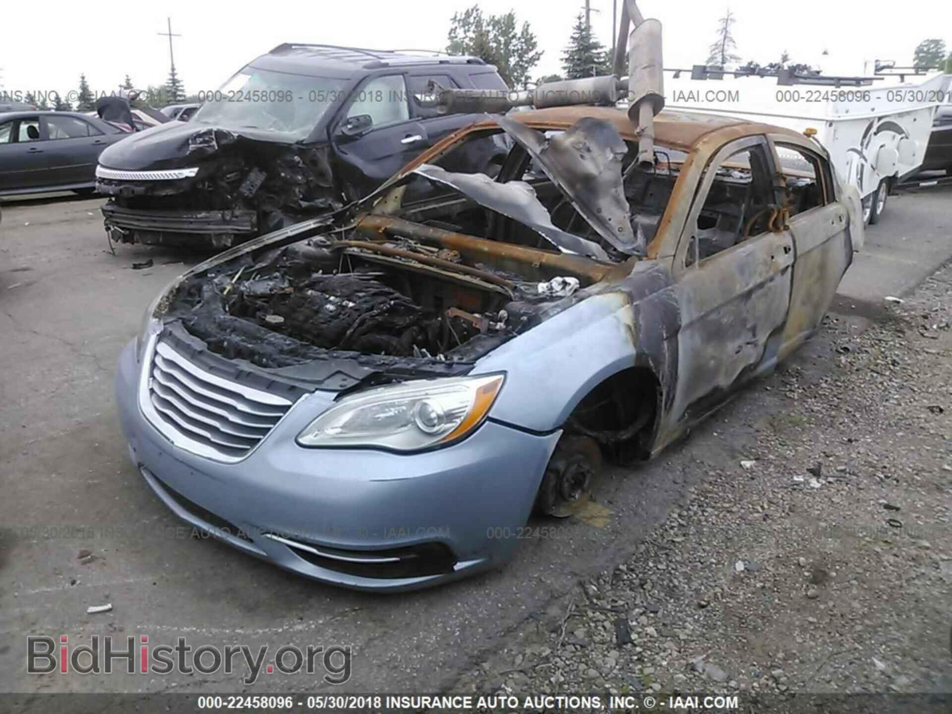 2014 Chrysler 200 - VIN: 1C3CCBAB9EN141423 - Photo 2