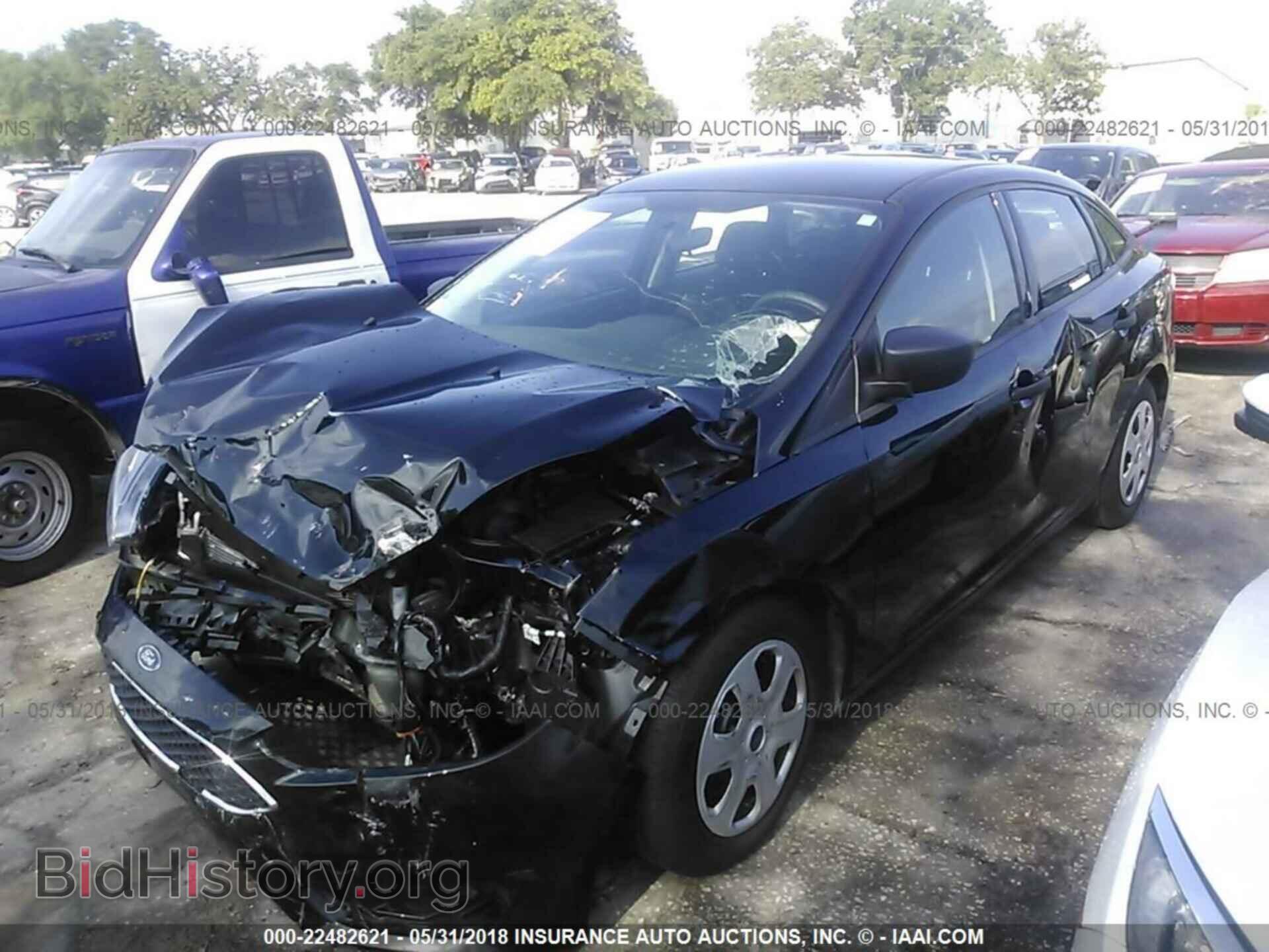 2016 Ford Focus - VIN: 1FADP3E23GL393645 - Photo 2