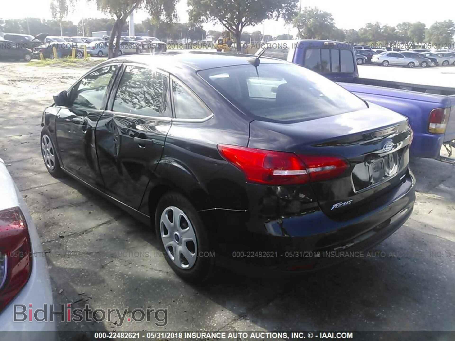 2016 Ford Focus - VIN: 1FADP3E23GL393645 - Photo 3