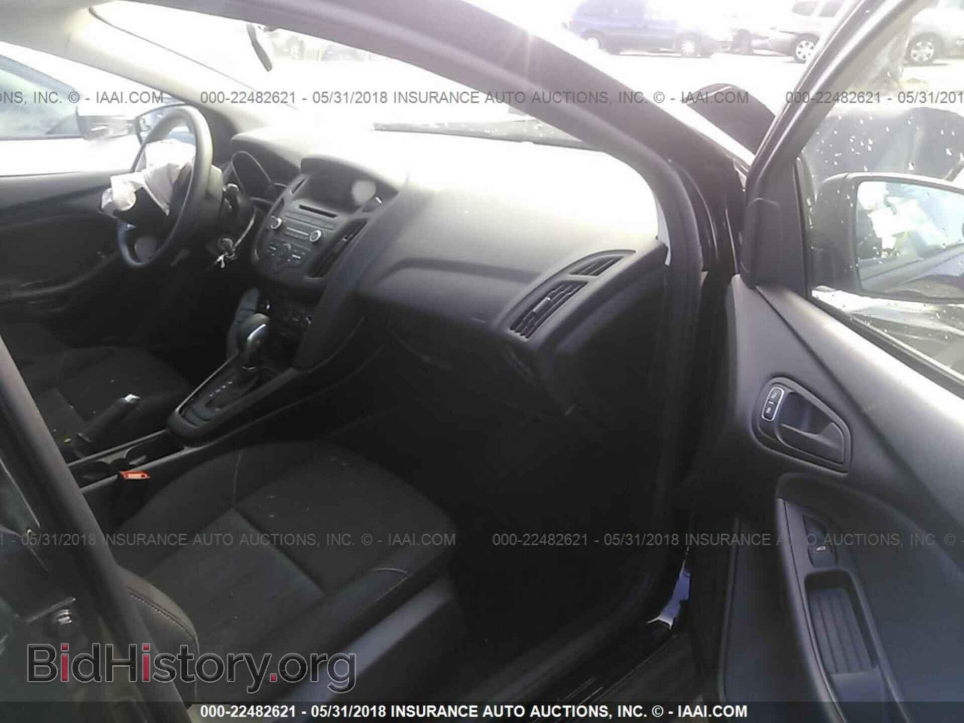 2016 Ford Focus - VIN: 1FADP3E23GL393645 - Photo 5