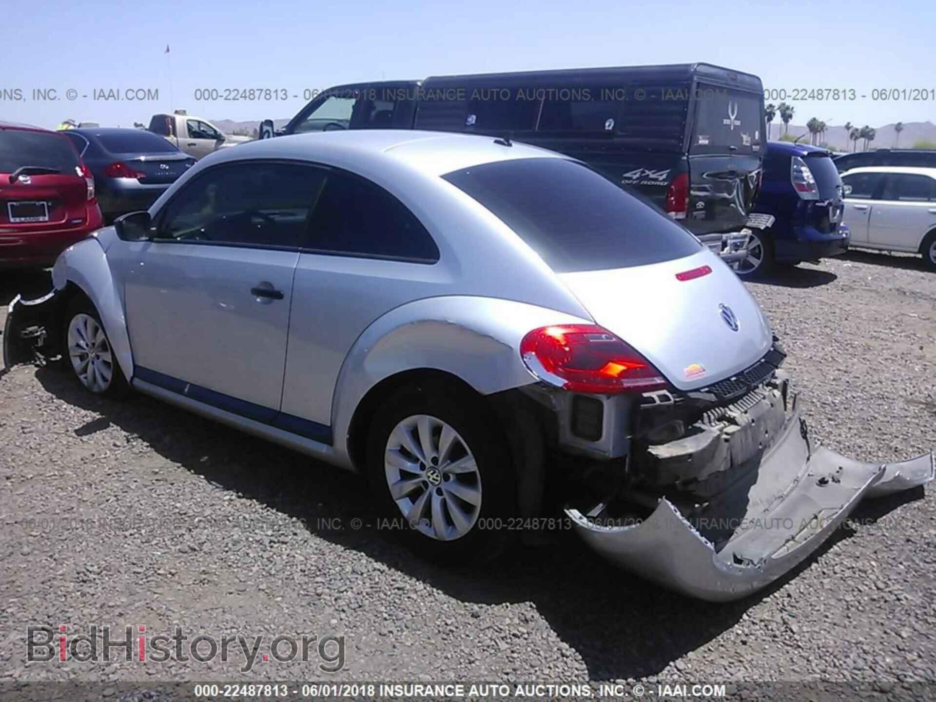 2014 Volkswagen Beetle - VIN: 3VWFP7AT6EM623700 - Фото 3