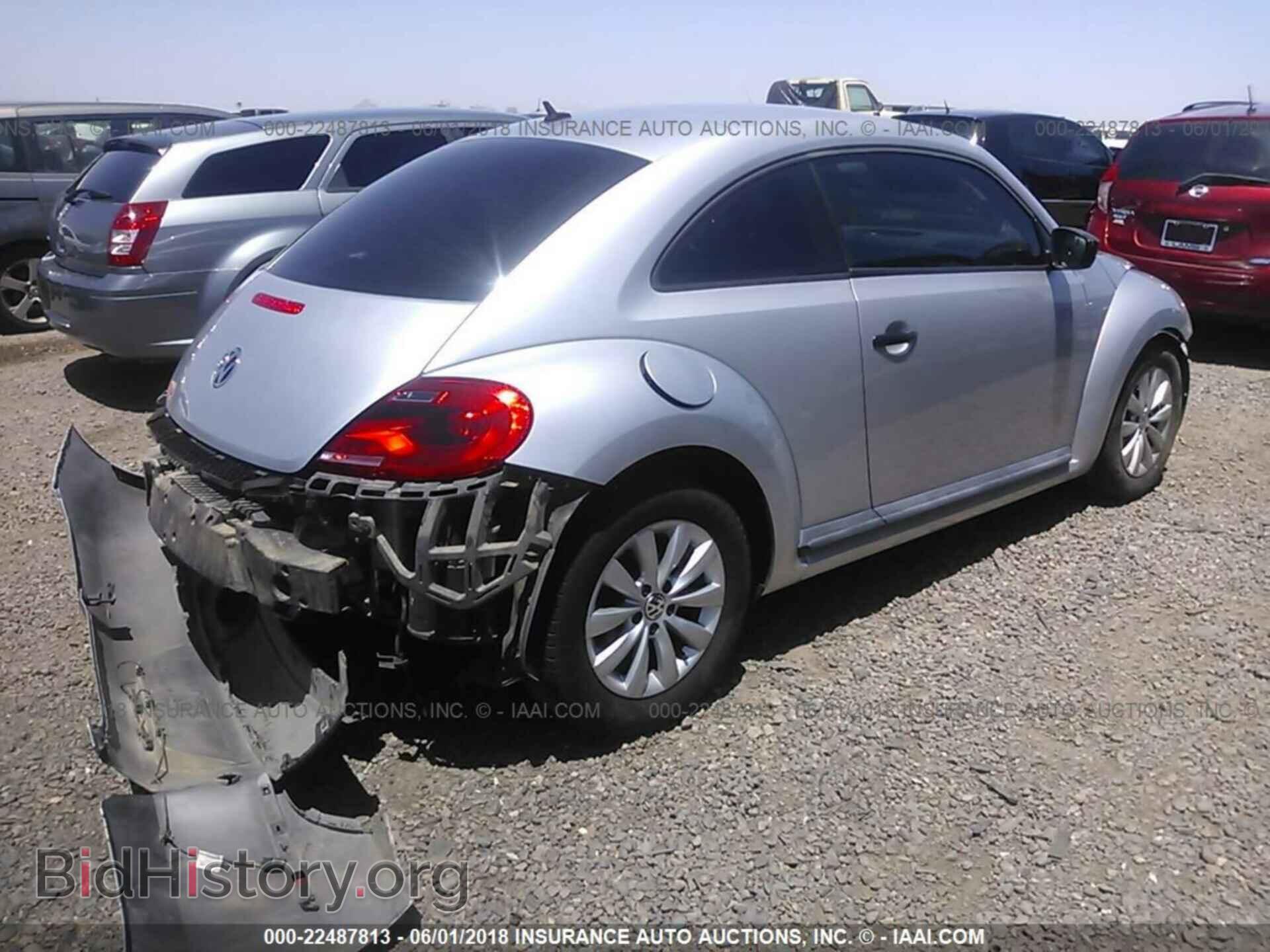 2014 Volkswagen Beetle - VIN: 3VWFP7AT6EM623700 - Фото 4