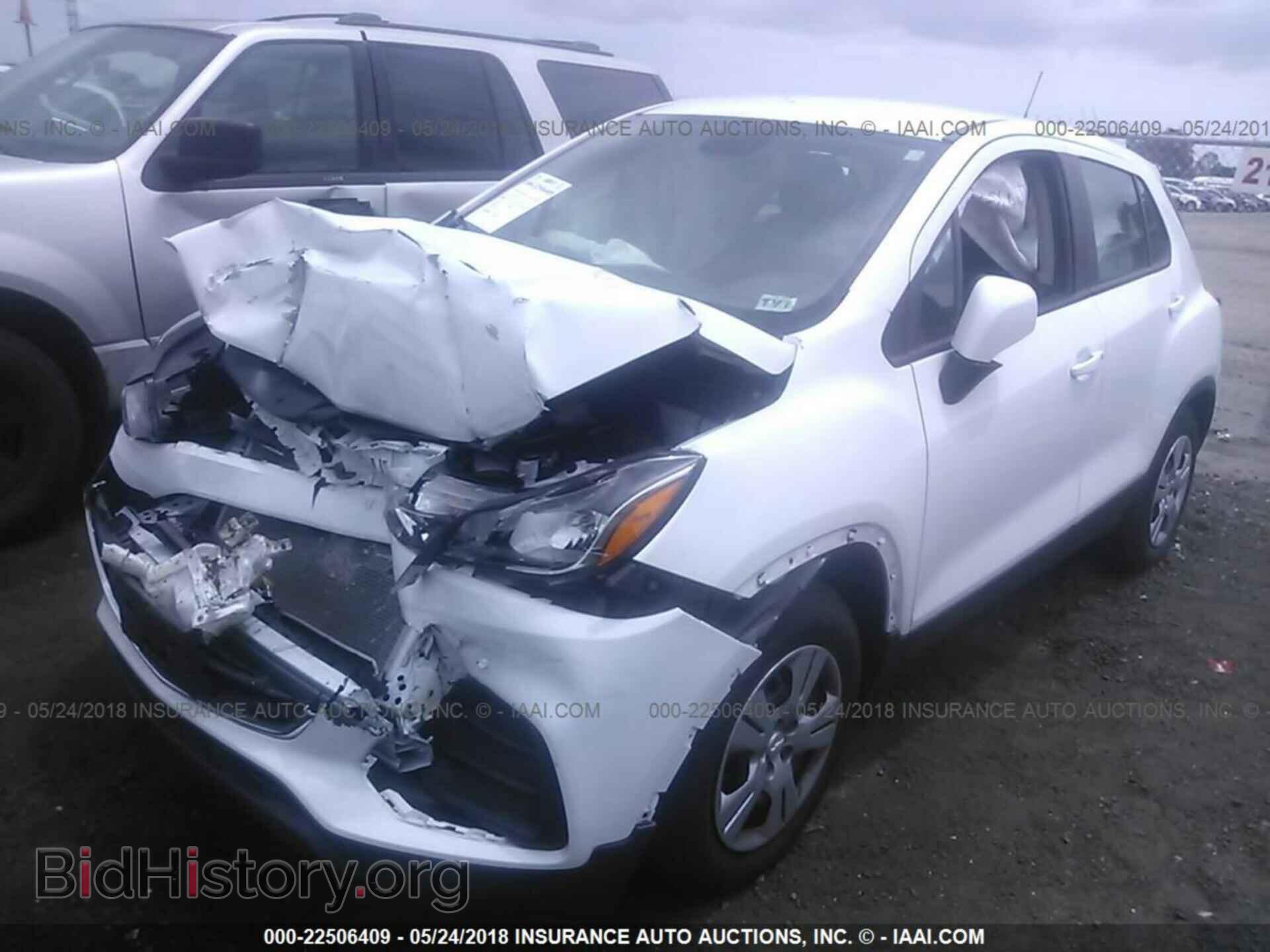 2017 Chevrolet Trax - VIN: 3GNCJKSB2HL285584 - Фото 2