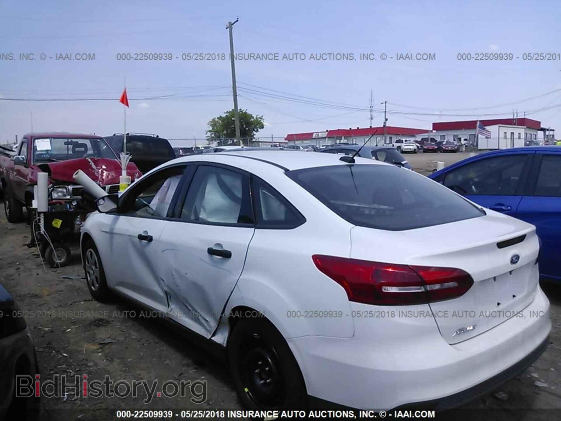 2017 Ford Focus - VIN: 1FADP3E21HL340279 - Photo 3