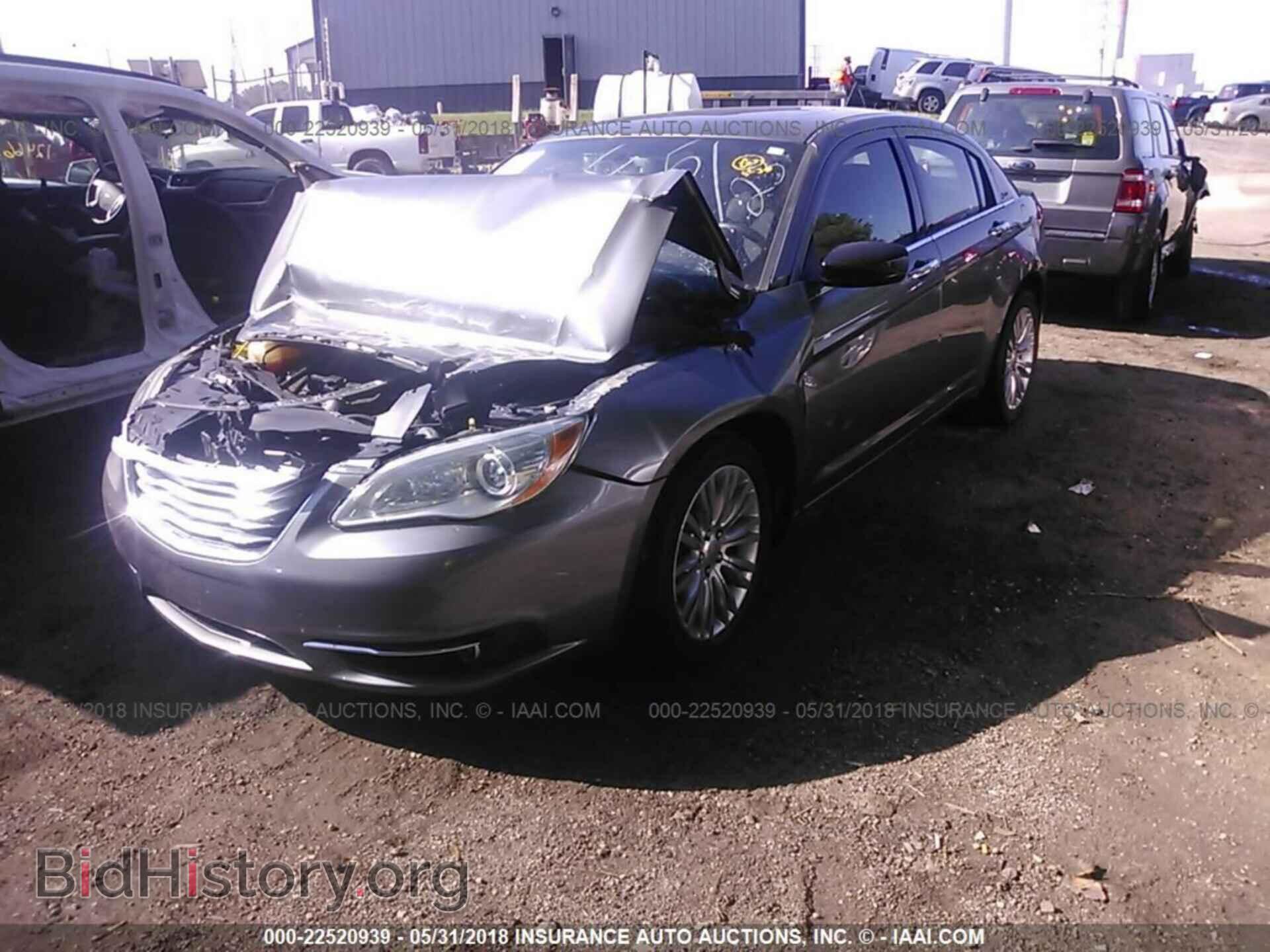 2013 Chrysler 200 - VIN: 1C3CCBCGXDN615015 - Фото 2